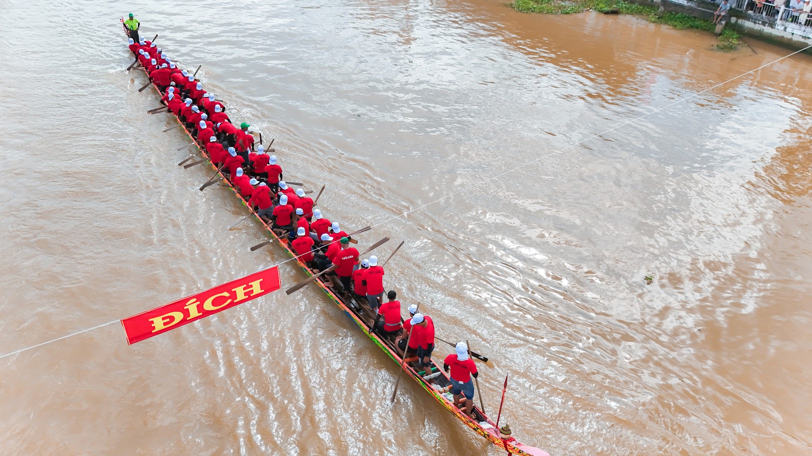 نمای نزدیک از تیمهای مسابقه قایقرانی Ngo که در جشنواره Ooc Om Boc در وین لونگ رقابت میکنند - عکس ۱۰. Cận cảnh các đội đua ghe ngo tranh tài tại lễ hội Ooc Om Boc Vĩnh Long- Ảnh 10.