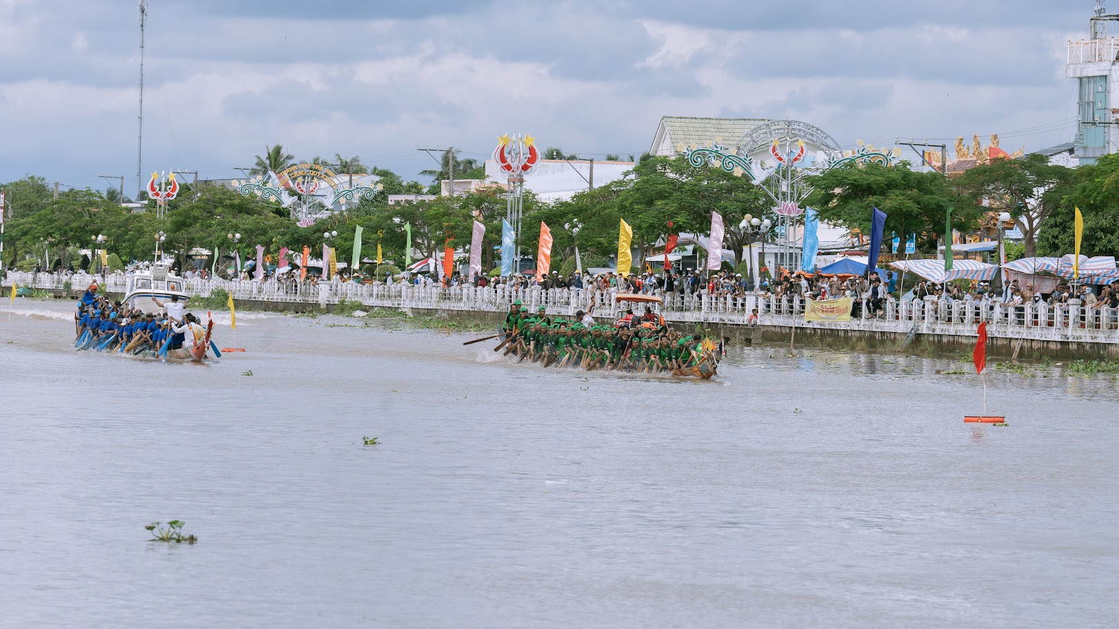 نمای نزدیک از تیمهای مسابقه قایقرانی Ngo که در جشنواره Ooc Om Boc در وین لونگ رقابت میکنند - عکس ۳. Cận cảnh các đội đua ghe ngo tranh tài tại lễ hội Ooc Om Boc Vĩnh Long- Ảnh 3.
