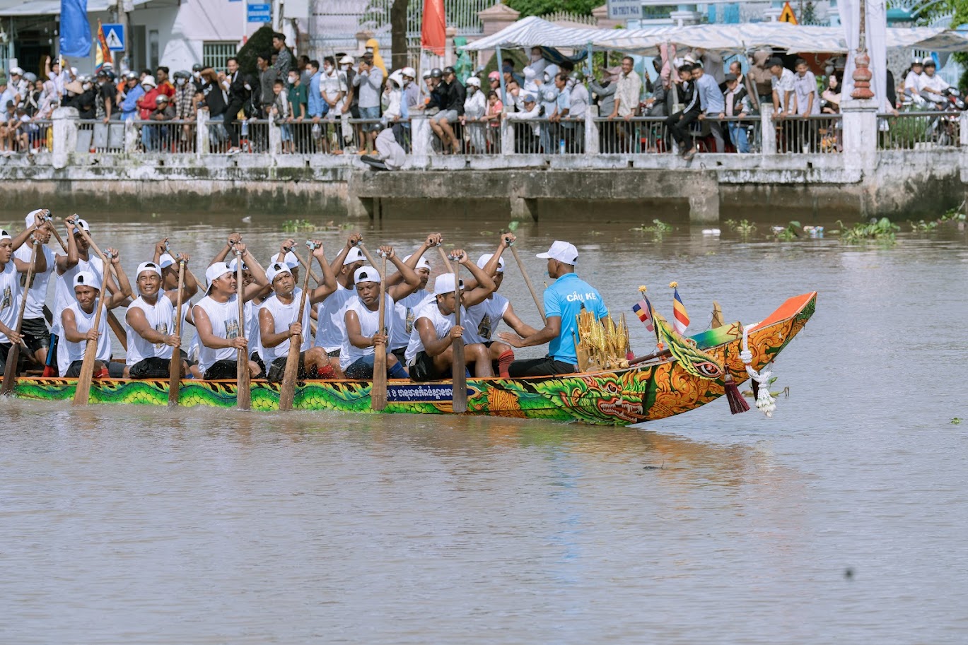 نمای نزدیک از تیمهای مسابقه قایقرانی Ngo که در جشنواره Ooc Om Boc در وین لونگ رقابت میکنند - عکس ۴. Cận cảnh các đội đua ghe ngo tranh tài tại lễ hội Ooc Om Boc Vĩnh Long- Ảnh 4.