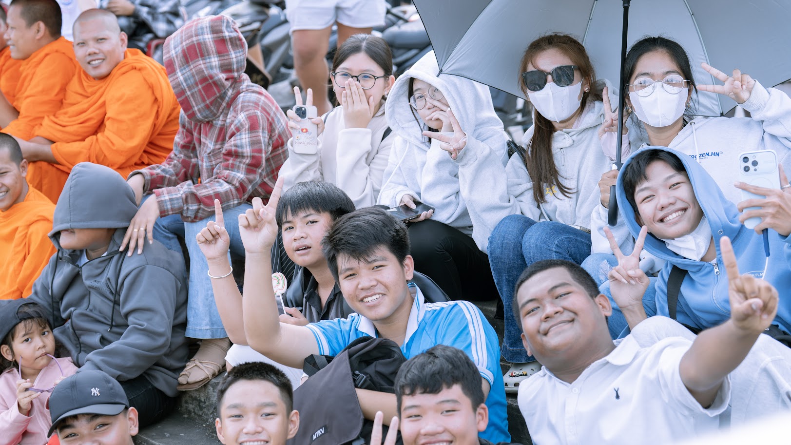 نمای نزدیک از تیمهای مسابقه قایقرانی Ngo که در جشنواره Ooc Om Boc در وین لونگ رقابت میکنند - عکس ۵. Cận cảnh các đội đua ghe ngo tranh tài tại lễ hội Ooc Om Boc Vĩnh Long- Ảnh 5.