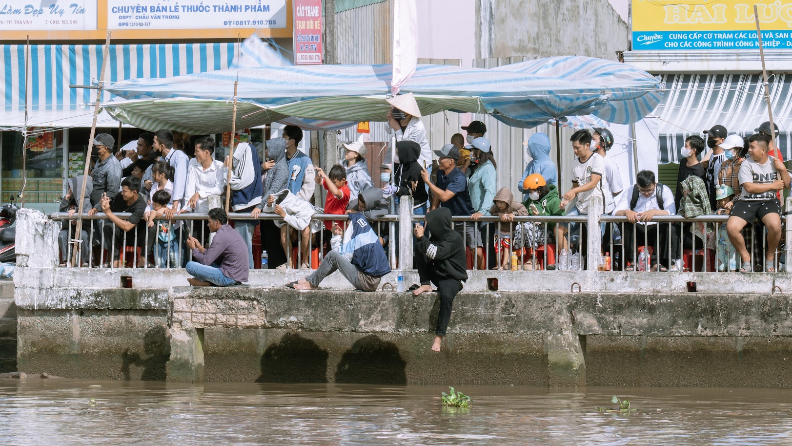 نمای نزدیک از تیمهای مسابقه قایقرانی Ngo که در جشنواره Ooc Om Boc در وین لونگ رقابت میکنند - عکس ۶. Cận cảnh các đội đua ghe ngo tranh tài tại lễ hội Ooc Om Boc Vĩnh Long- Ảnh 6.