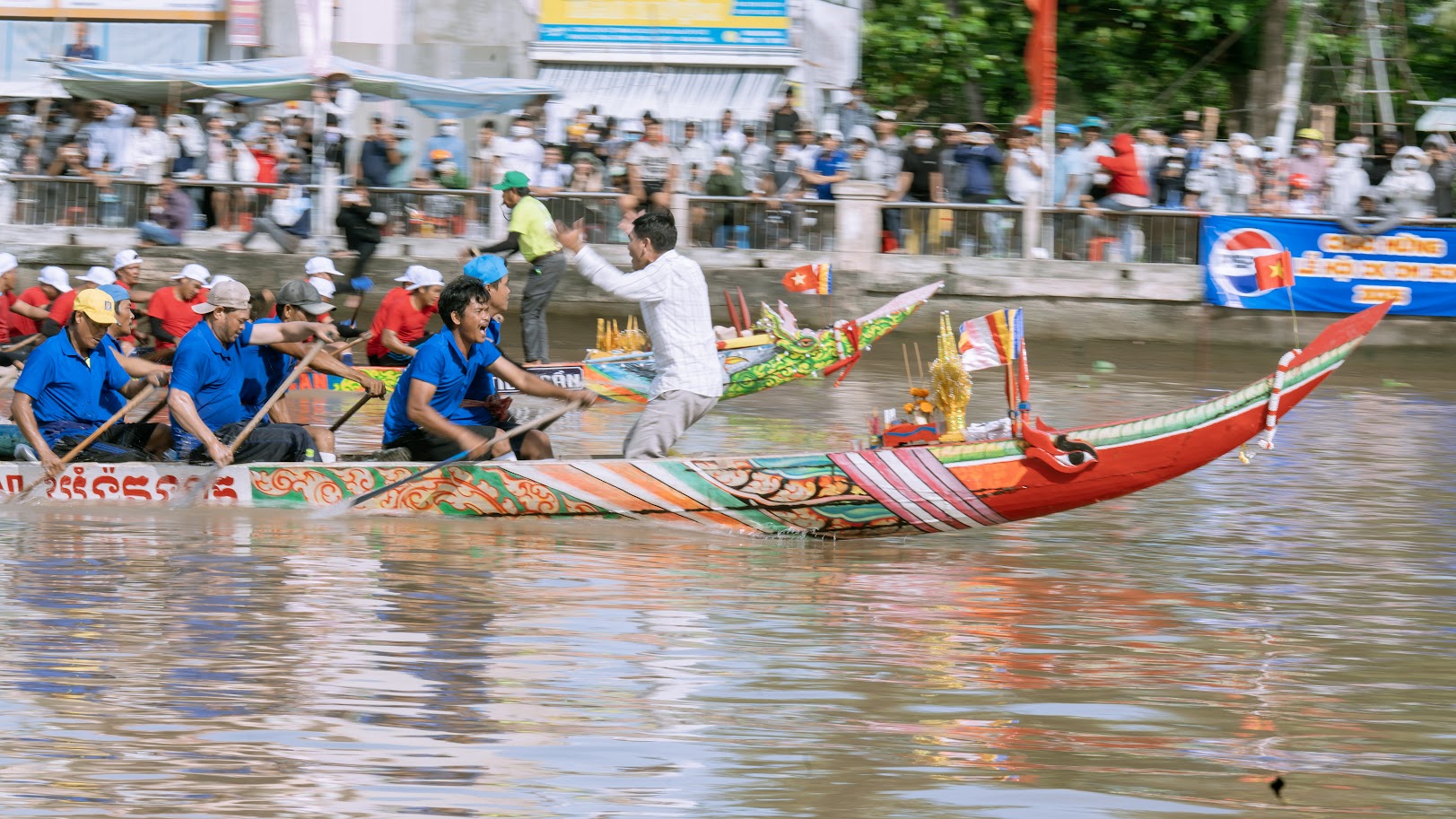 نمای نزدیک از تیمهای مسابقه قایقرانی Ngo که در جشنواره Ooc Om Boc در وین لونگ رقابت میکنند - عکس ۷. Cận cảnh các đội đua ghe ngo tranh tài tại lễ hội Ooc Om Boc Vĩnh Long- Ảnh 7.