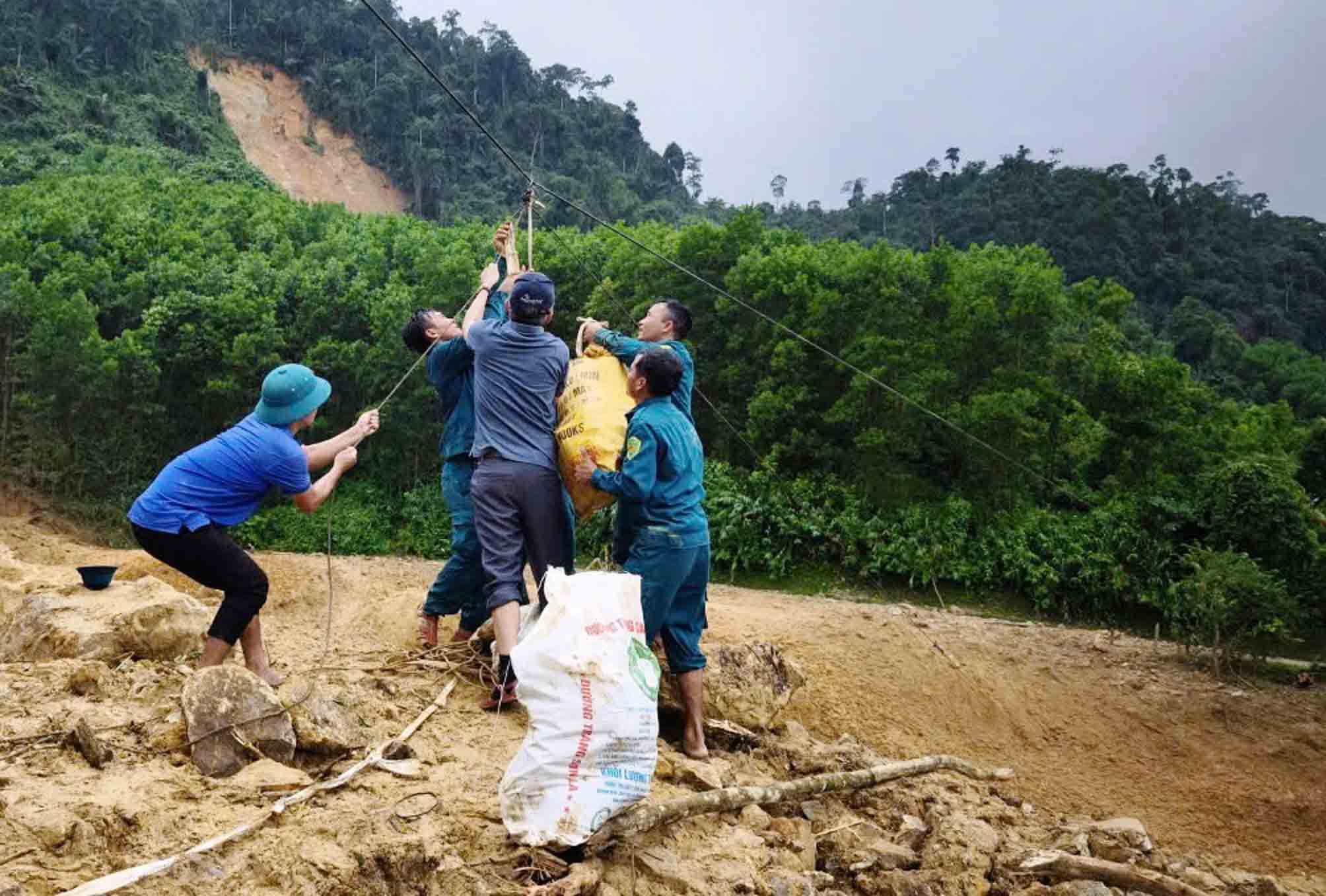 Cõng hàng băng rừng để cứu người dân vùng bị cô lập - Ảnh 4.