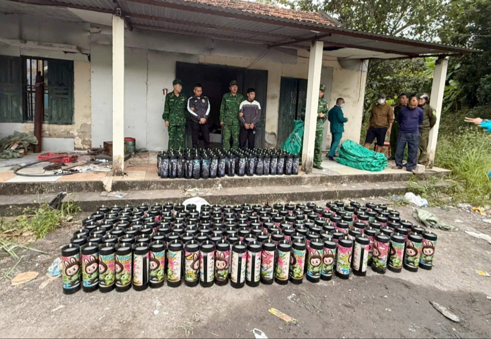 Điều tra đường dây đưa khí cười từ biên giới vào nội địa - Ảnh 1.