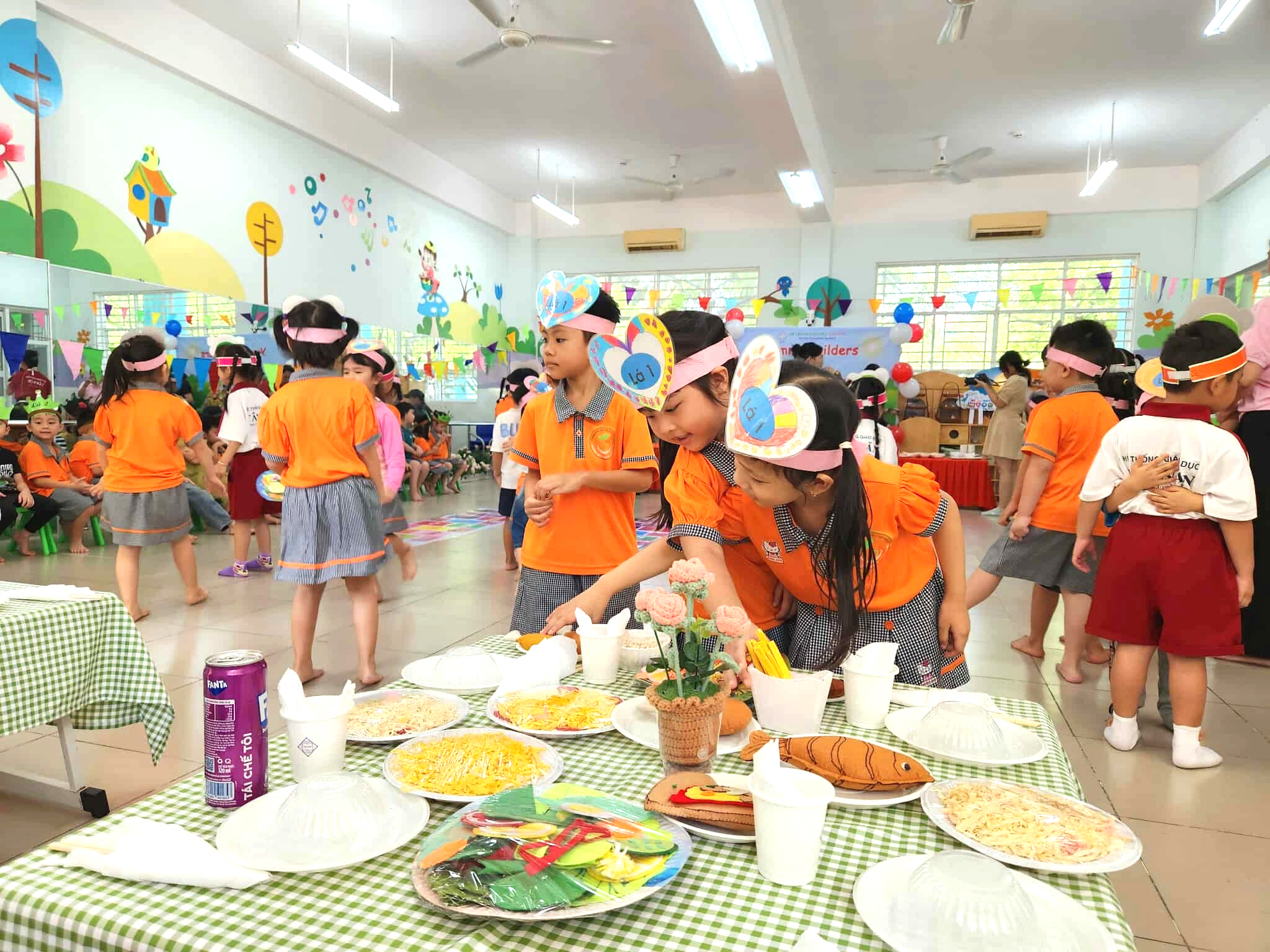 'Trẻ mẫu giáo làm quen tiếng Anh, nhưng phải giữ vững tiếng mẹ đẻ' - Ảnh 4.