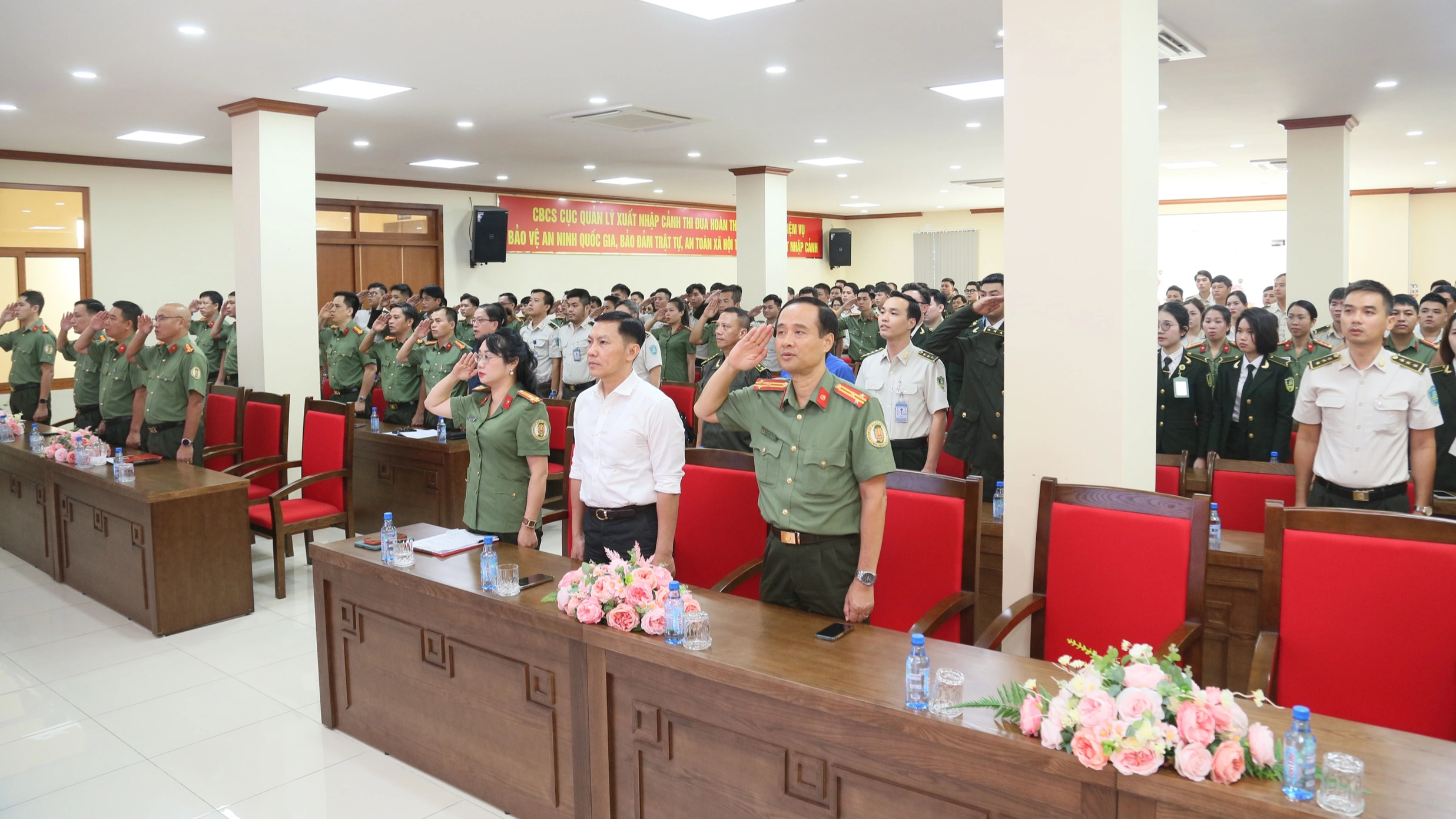 Nâng cao văn hóa ứng xử cho Công an cửa khẩu, lực lượng an ninh hàng không - Ảnh 2.