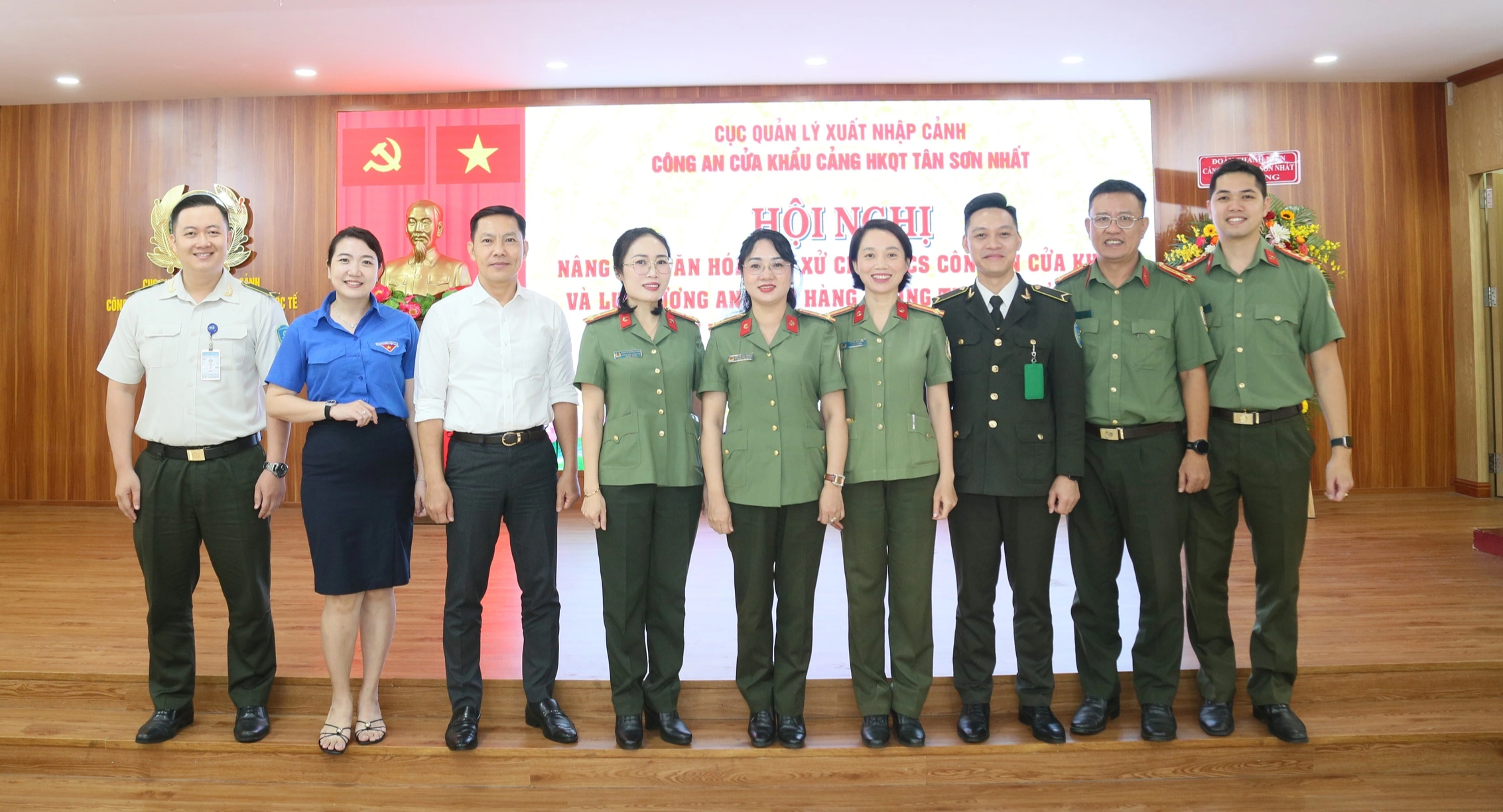 Nâng cao văn hóa ứng xử cho Công an cửa khẩu, lực lượng an ninh hàng không - Ảnh 1.