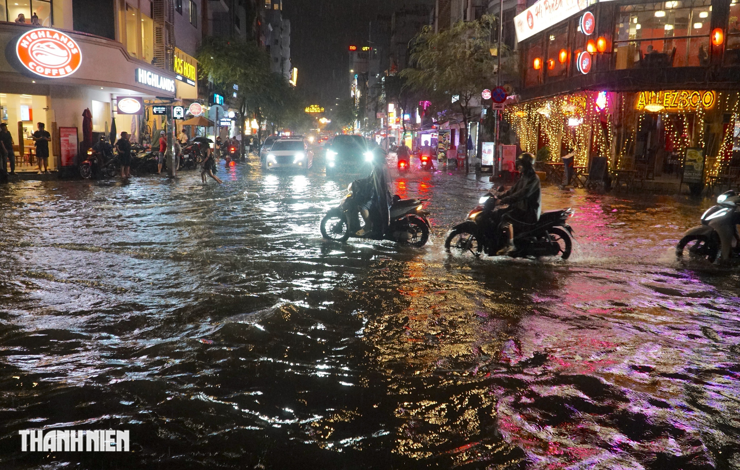 Mưa lớn vào tối 4.11: Nhiều đường ở trung tâm TP.HCM mênh mông nước - Ảnh 6.