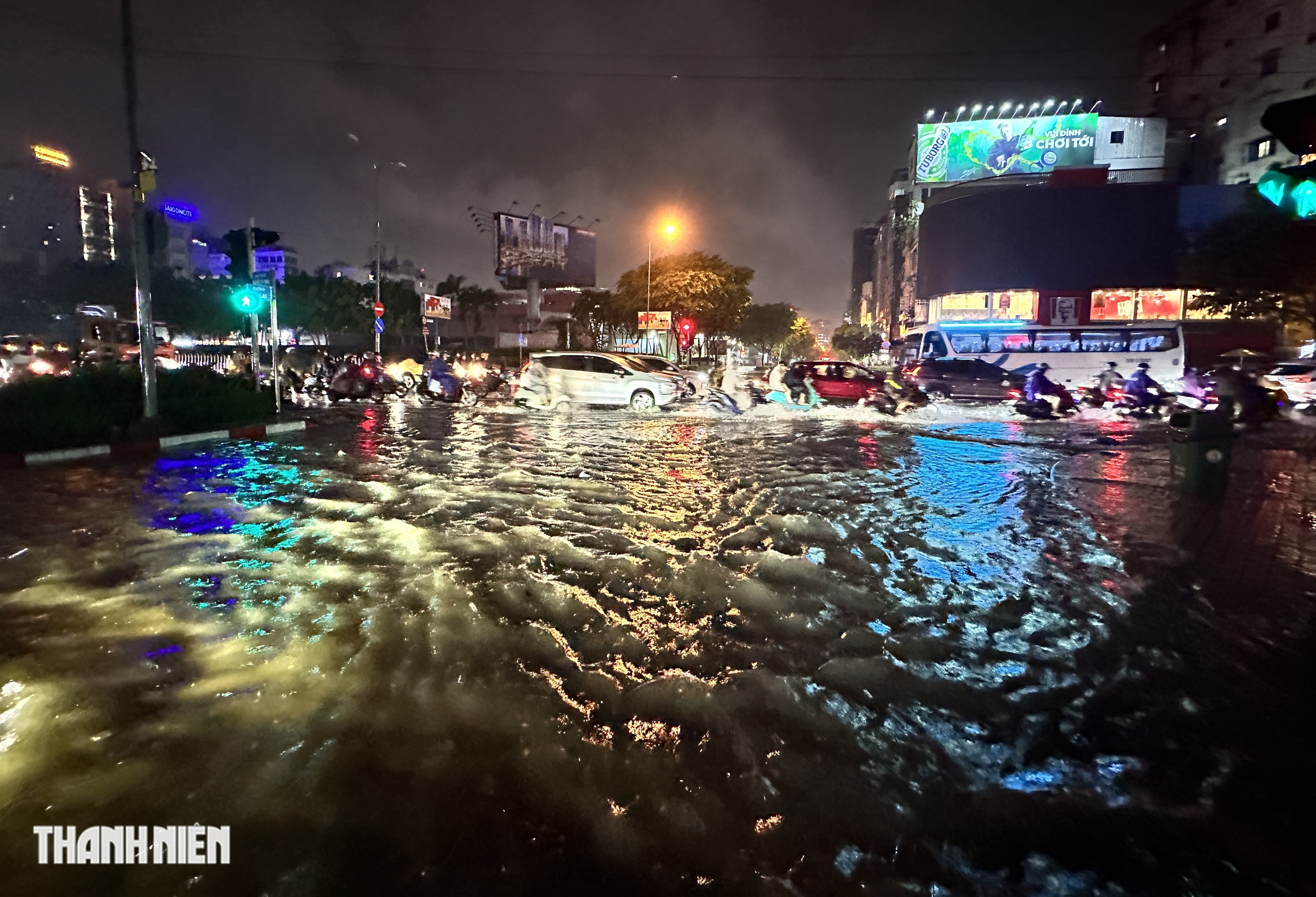 Mưa lớn vào tối 4.11: Nhiều đường ở trung tâm TP.HCM mênh mông nước - Ảnh 2.