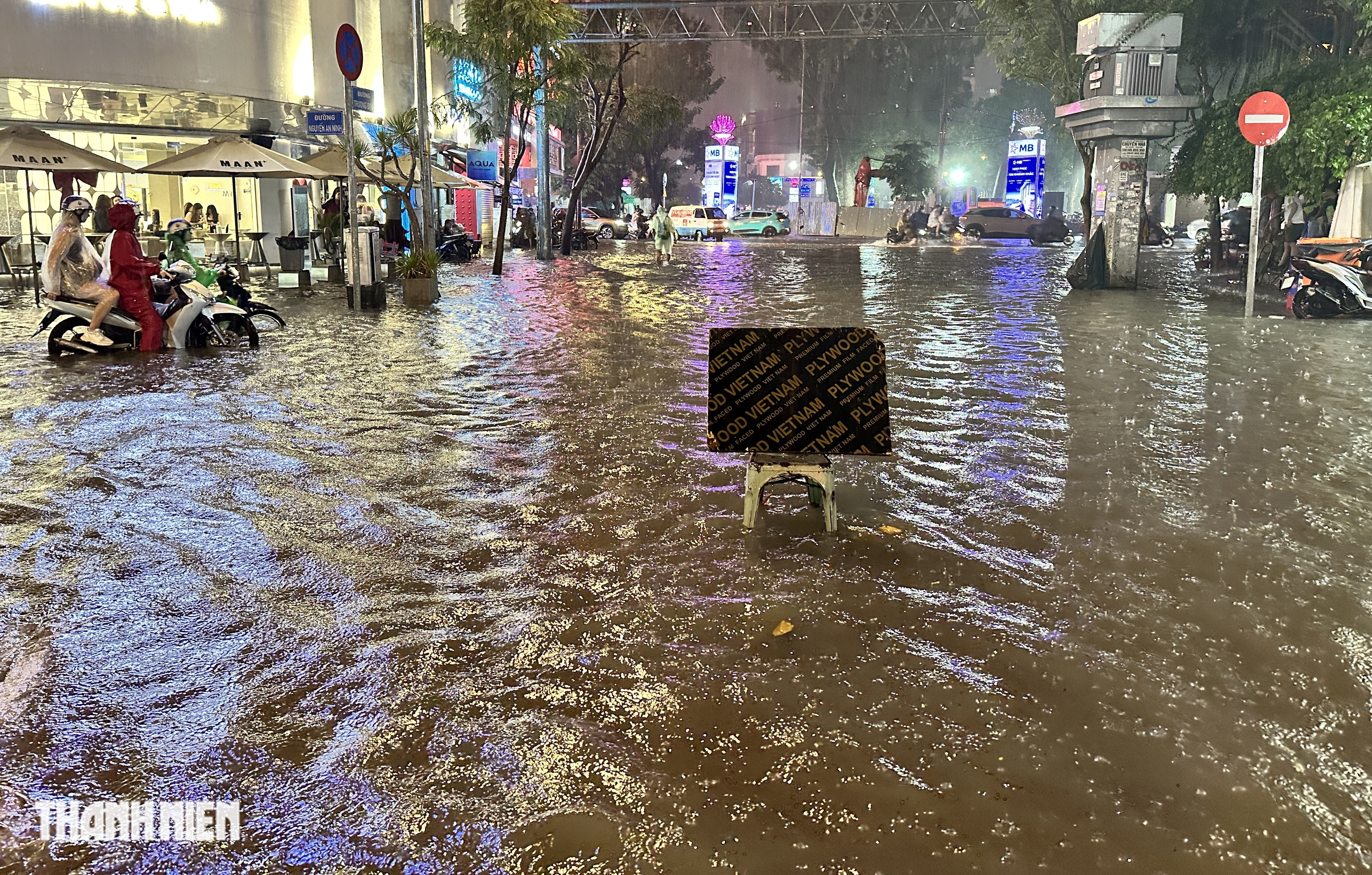 Mưa lớn vào tối 4.11: Nhiều đường ở trung tâm TP.HCM mênh mông nước - Ảnh 10.