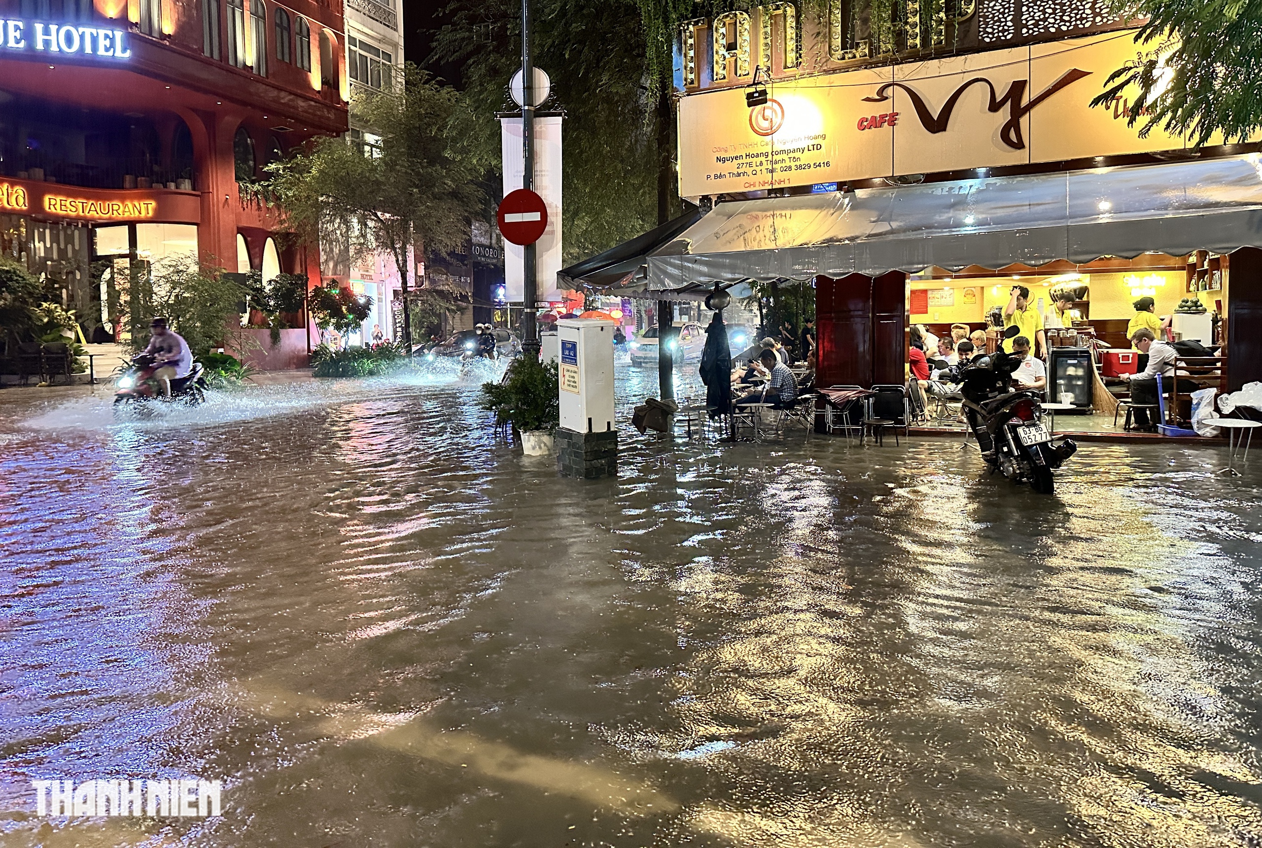 Mưa lớn vào tối 4.11: Nhiều đường ở trung tâm TP.HCM mênh mông nước - Ảnh 9.