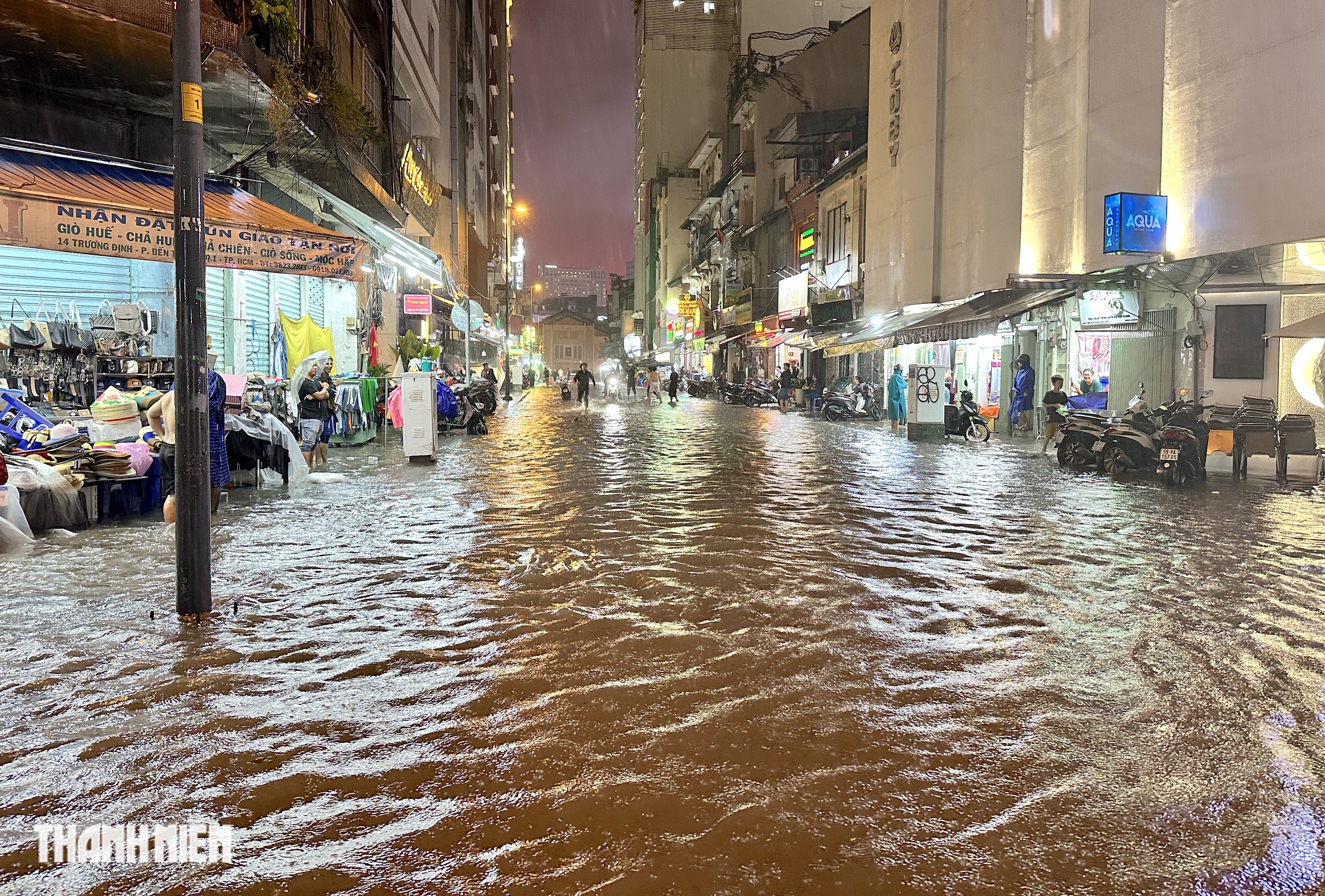 Mưa lớn vào tối 4.11: Nhiều đường ở trung tâm TP.HCM mênh mông nước - Ảnh 14.