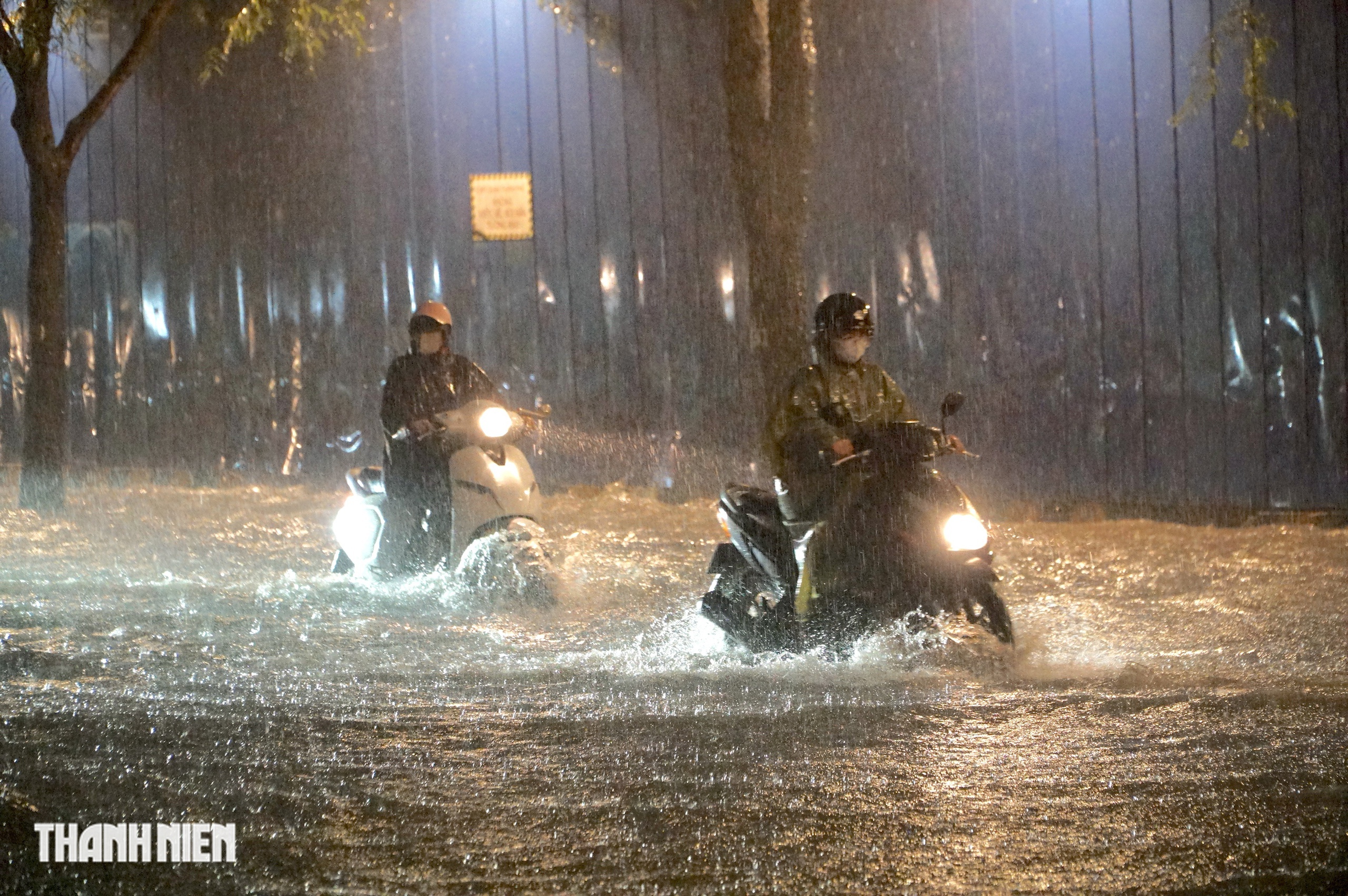 Mưa lớn vào tối 4.11: Nhiều đường ở trung tâm TP.HCM mênh mông nước - Ảnh 7.