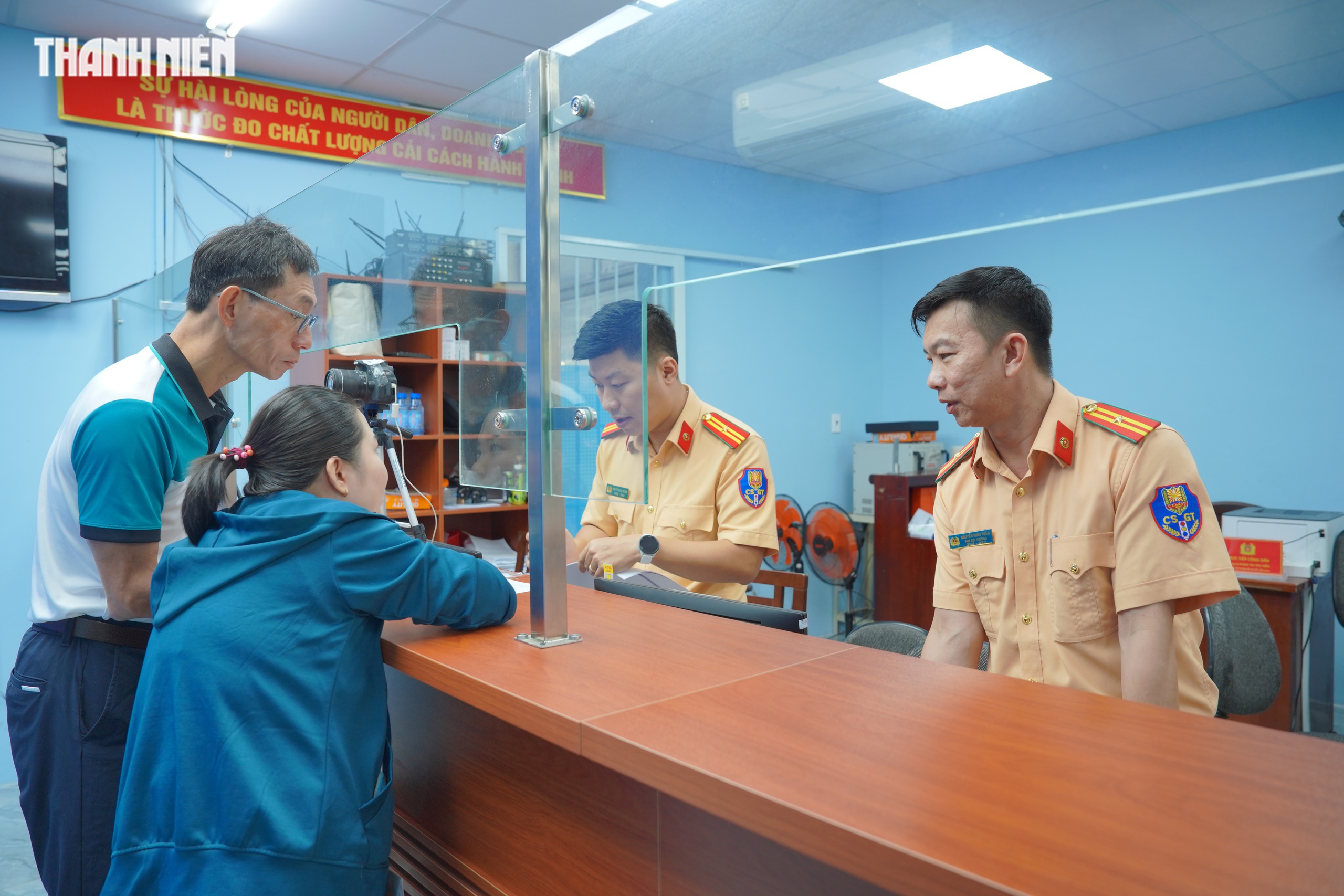 Giấy phép lái xe mới màu hồng ra mắt: Có cần đổi ngay không? - Ảnh 2.