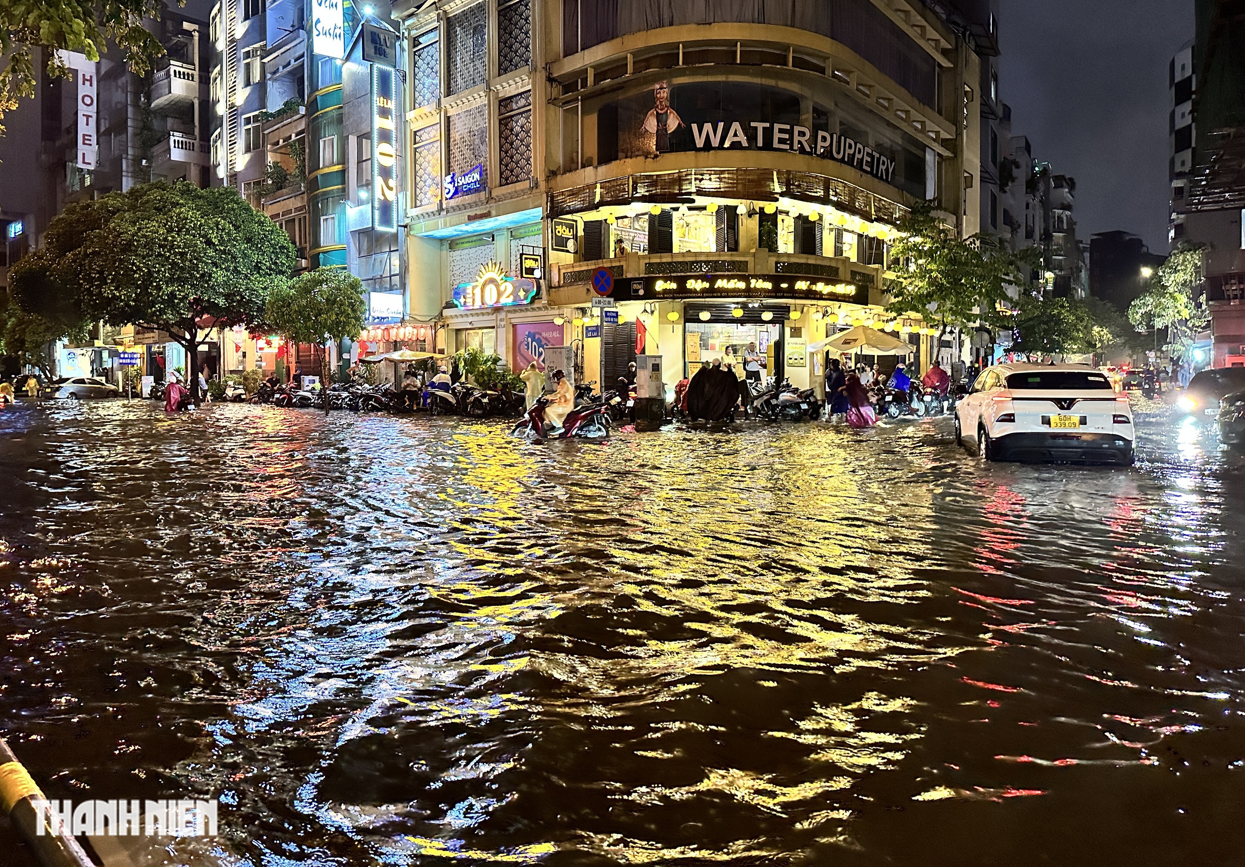 Mưa lớn vào tối 4.11: Nhiều đường ở trung tâm TP.HCM mênh mông nước - Ảnh 4.