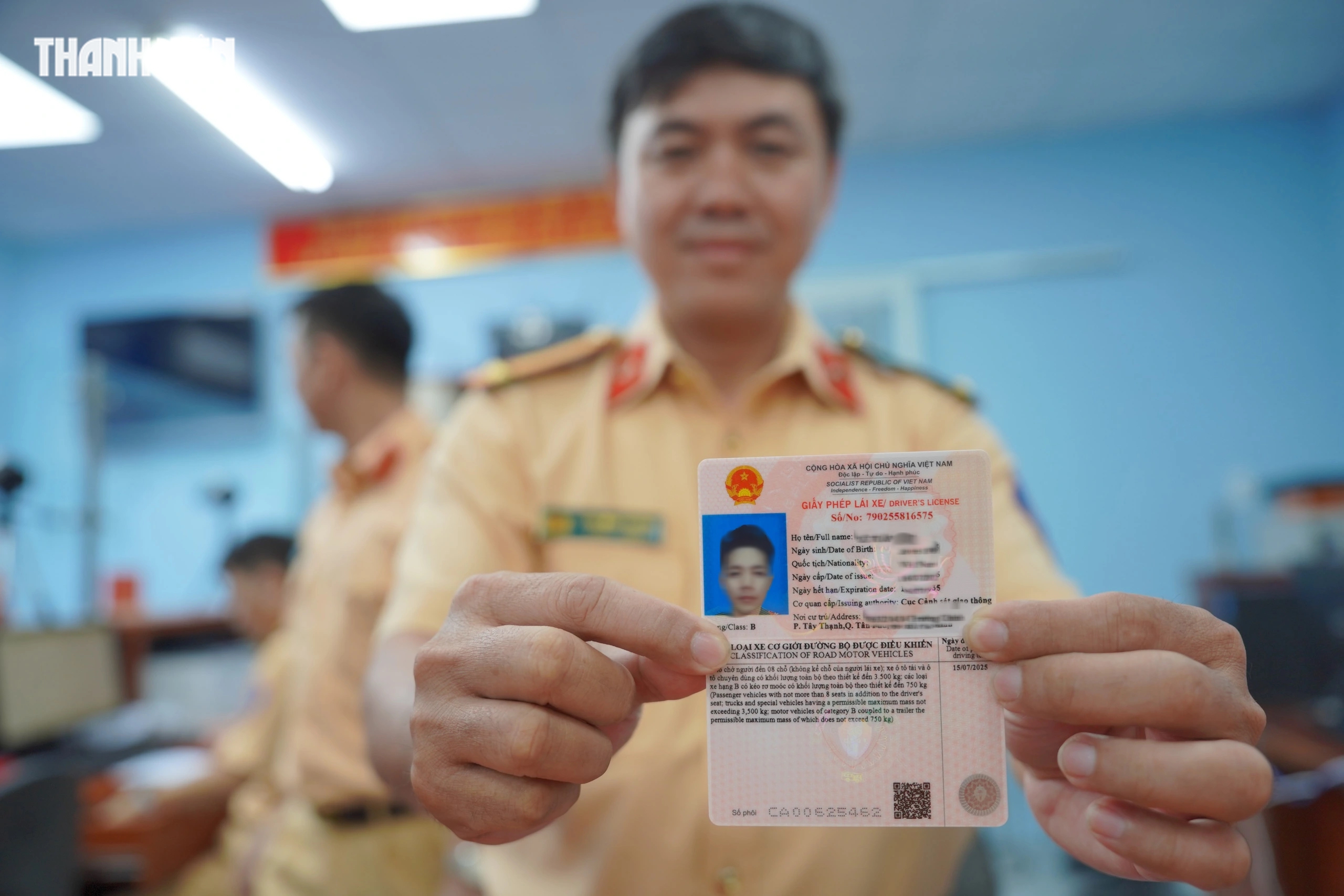 Giấy phép lái xe mới màu hồng ra mắt: Có cần đổi ngay không? - Ảnh 3.