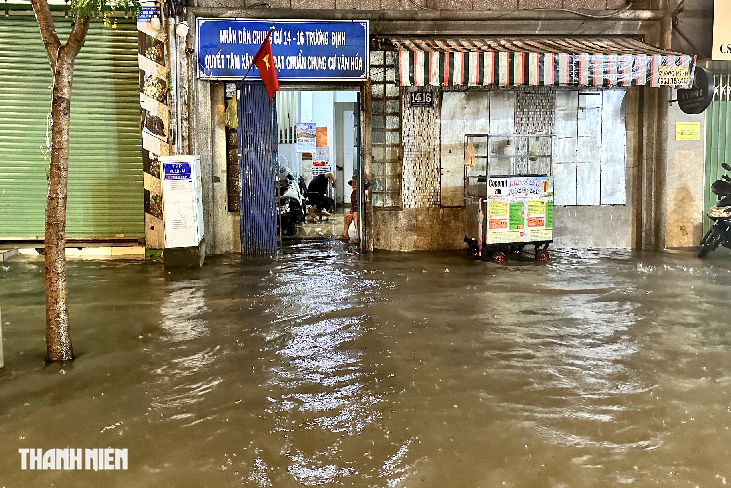 Mưa lớn vào tối 4.11: Nhiều đường ở trung tâm TP.HCM mênh mông nước - Ảnh 11.