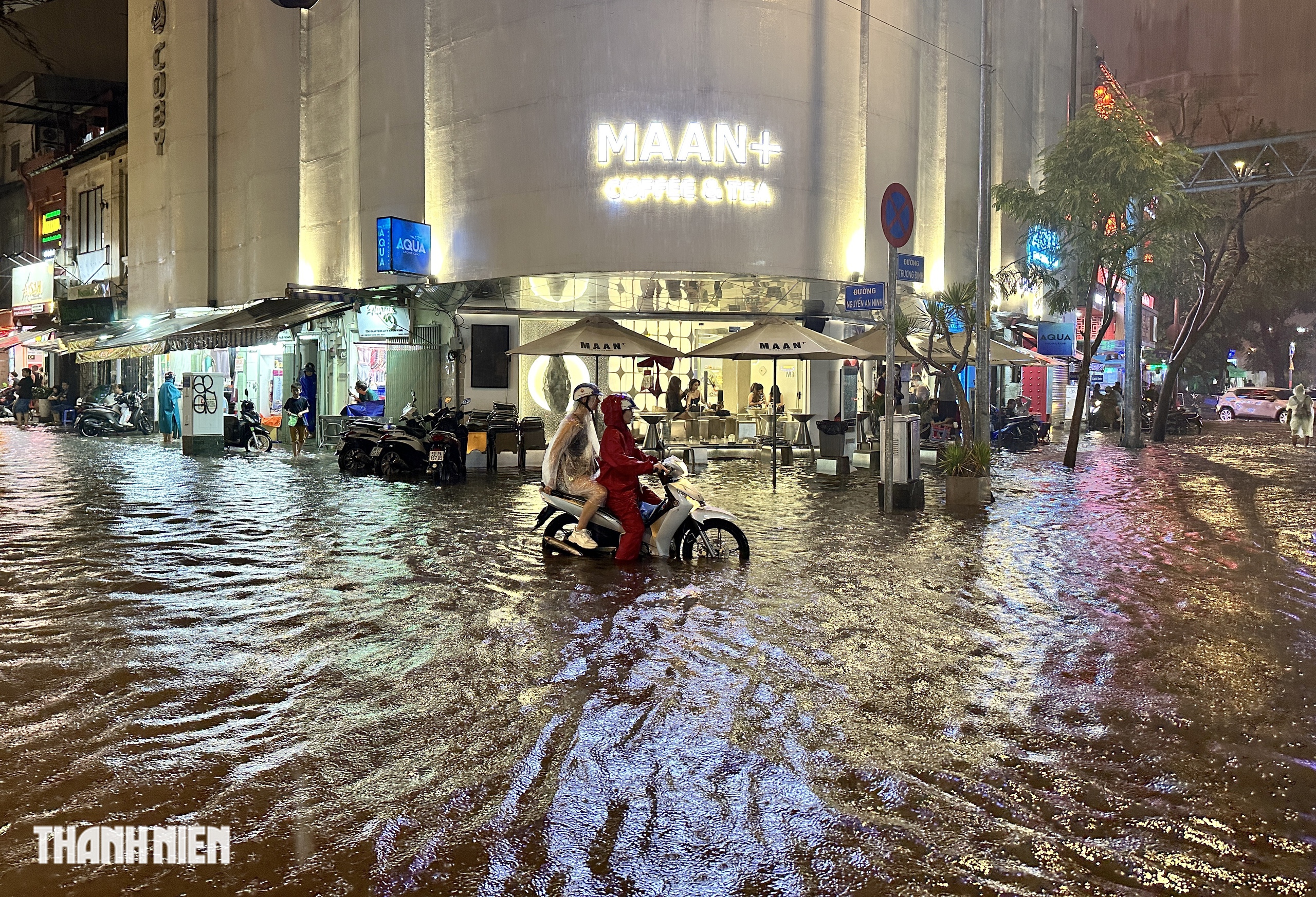 Mưa lớn vào tối 4.11: Nhiều đường ở trung tâm TP.HCM mênh mông nước - Ảnh 12.