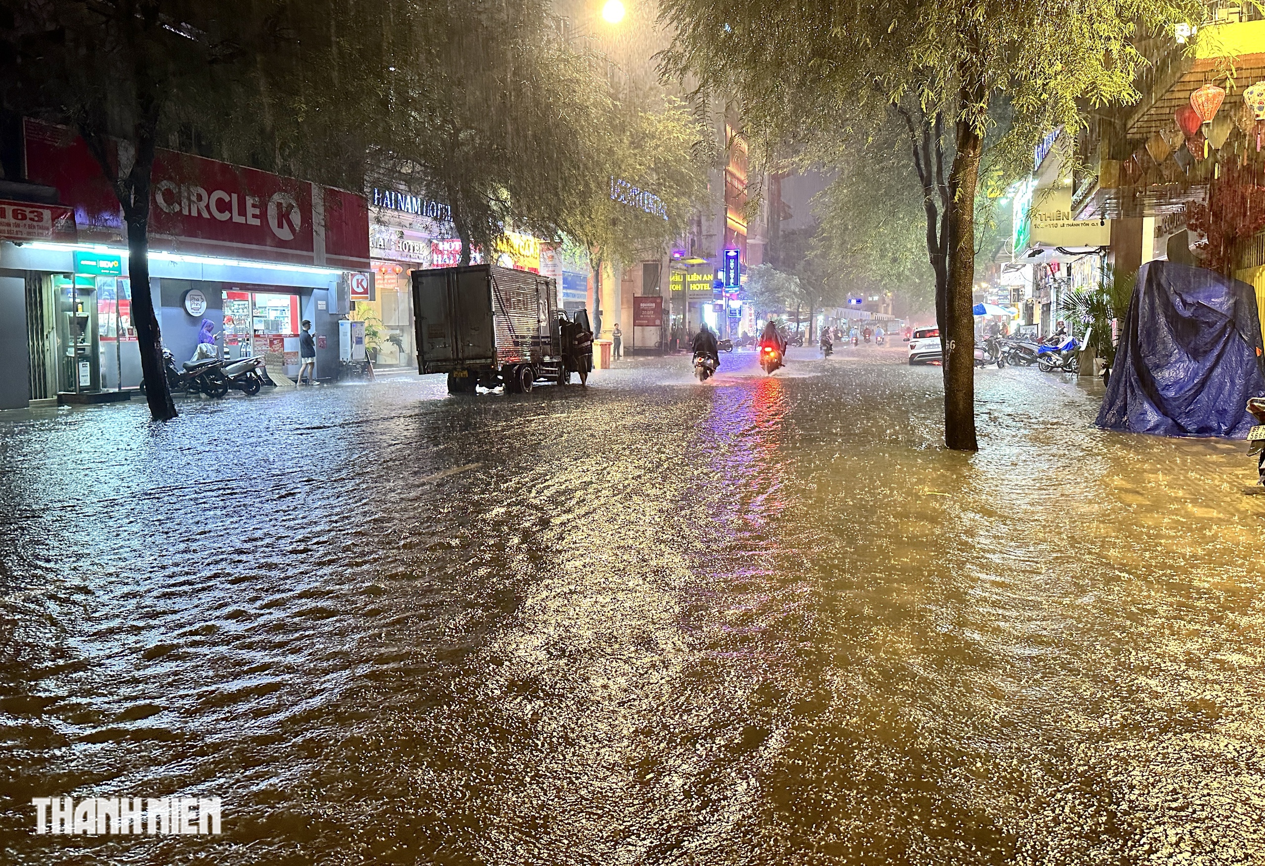 Mưa lớn vào tối 4.11: Nhiều đường ở trung tâm TP.HCM mênh mông nước - Ảnh 8.