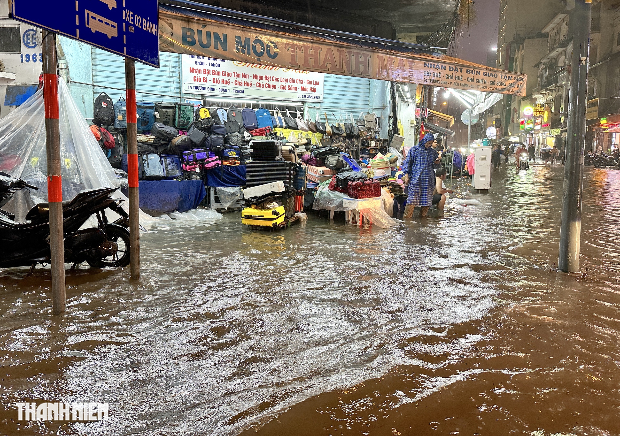 Mưa lớn vào tối 4.11: Nhiều đường ở trung tâm TP.HCM mênh mông nước - Ảnh 13.