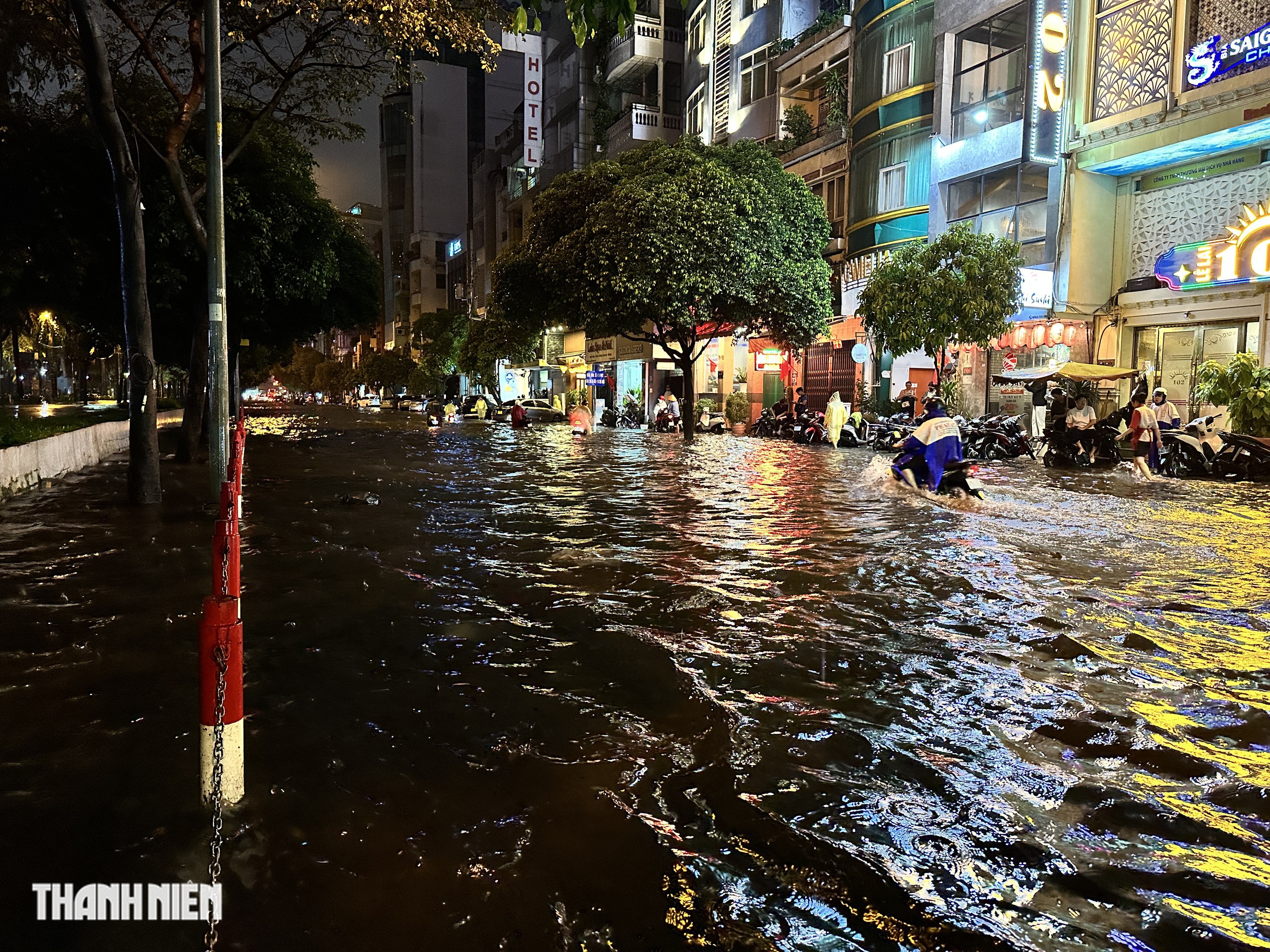 Mưa lớn vào tối 4.11: Nhiều đường ở trung tâm TP.HCM mênh mông nước - Ảnh 3.