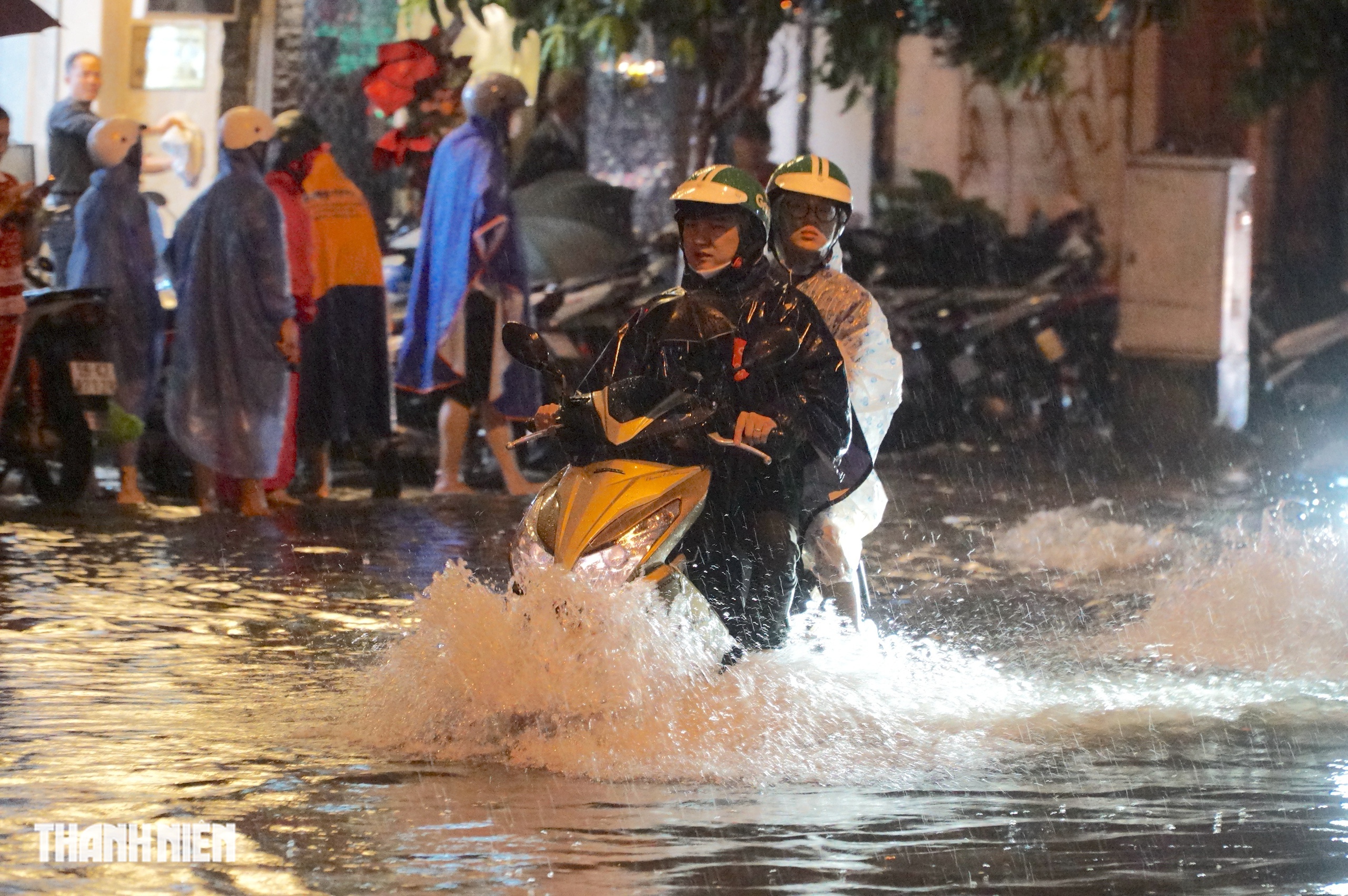Mưa lớn vào tối 4.11: Nhiều đường ở trung tâm TP.HCM mênh mông nước - Ảnh 1.