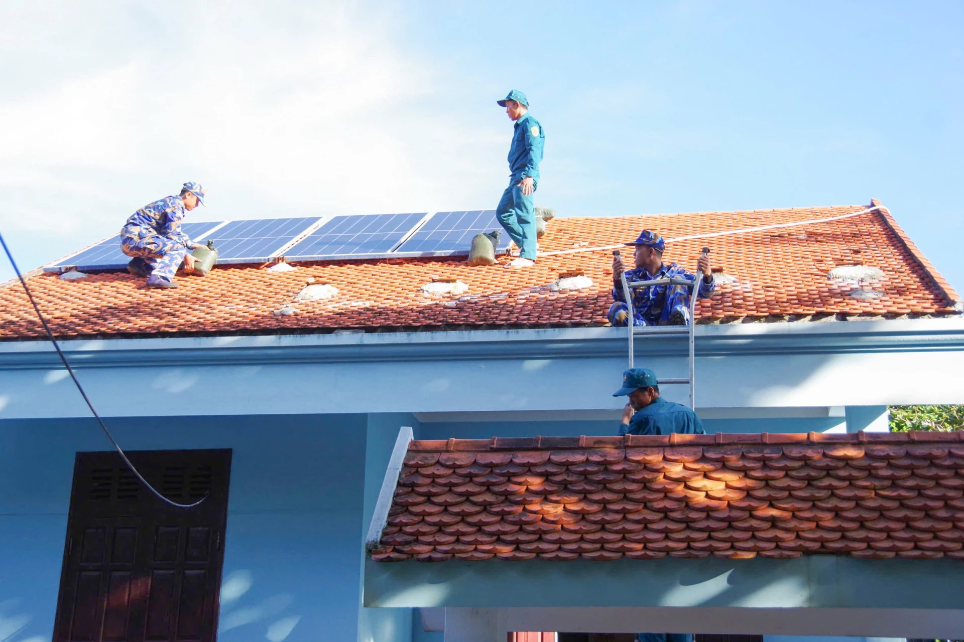 Hơn 3.000 ngư dân vào các đảo đặc khu Trường Sa tránh bão Kalmaegi - Ảnh 3. Hơn 3.000 ngư dân vào các đảo đặc khu Trường Sa tránh bão Kalmaegi - Ảnh 3.