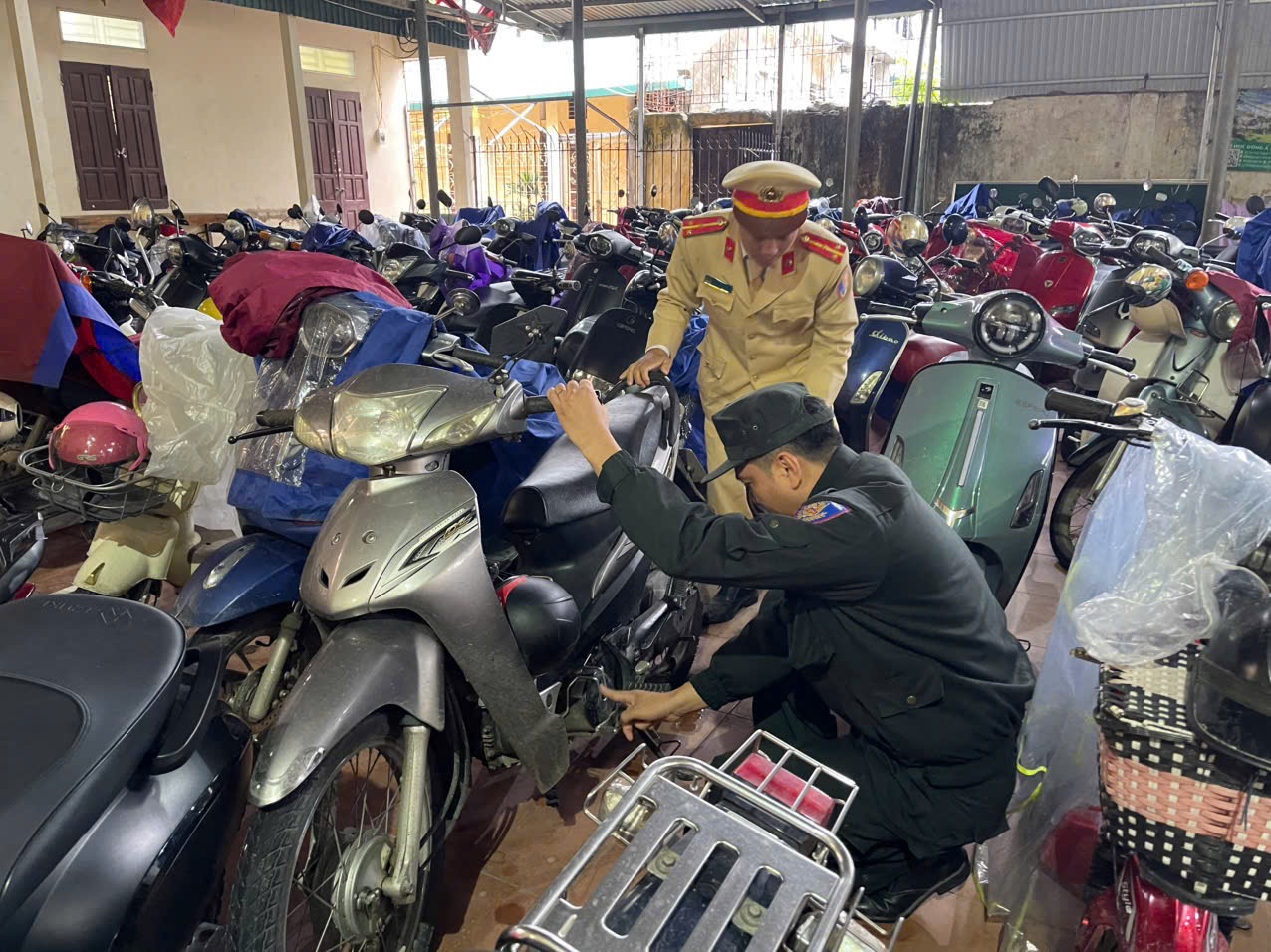 Gần 20.000 học sinh 30 tỉnh thành không đủ điều kiện vẫn lái xe đi học - Ảnh 1.