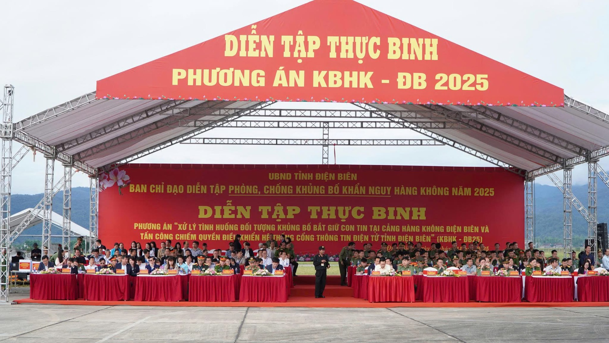 500 người diễn tập chống khủng bố tại Điện Biên - Ảnh 1.