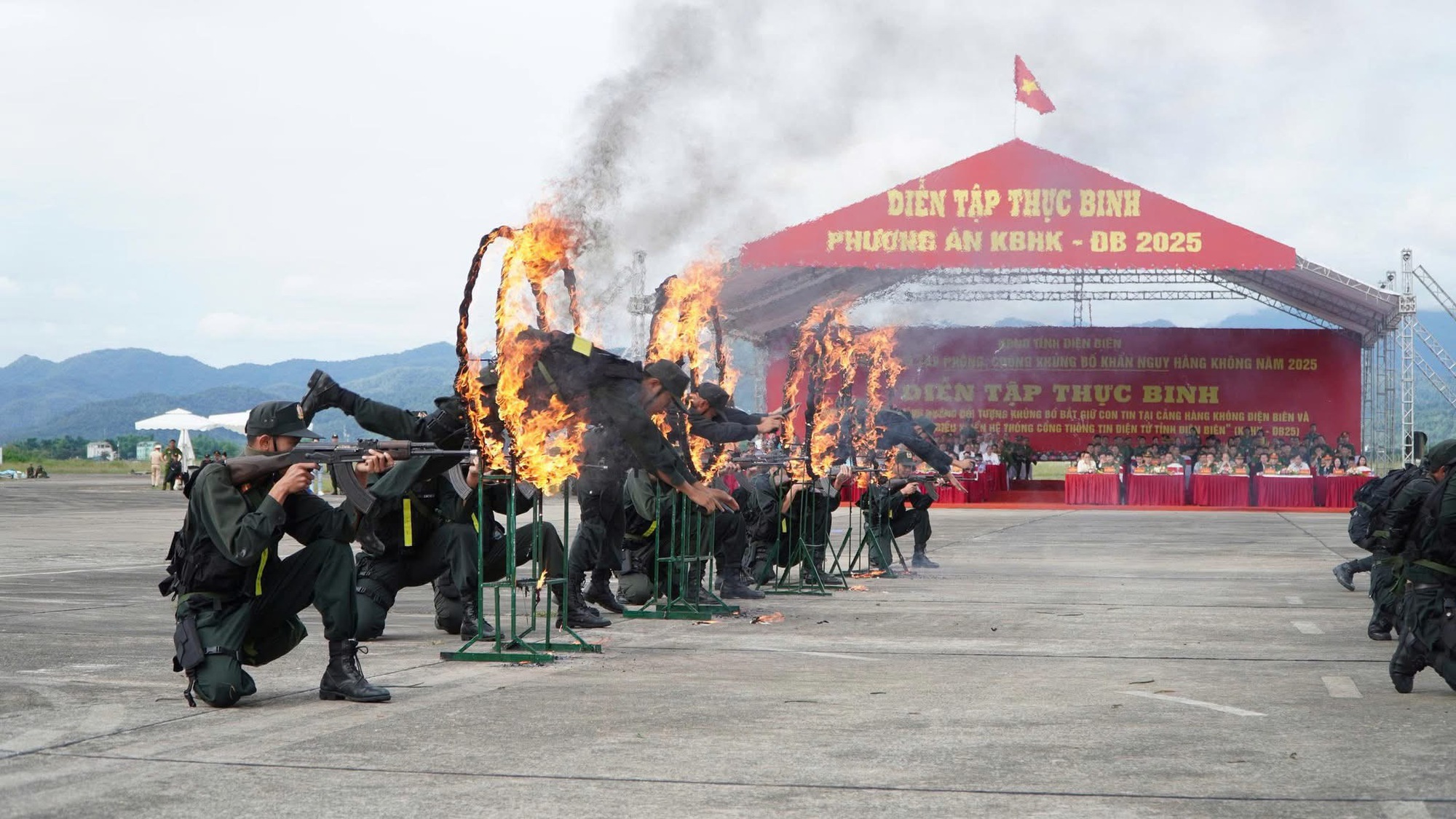 500 người diễn tập chống khủng bố tại Điện Biên - Ảnh 2.