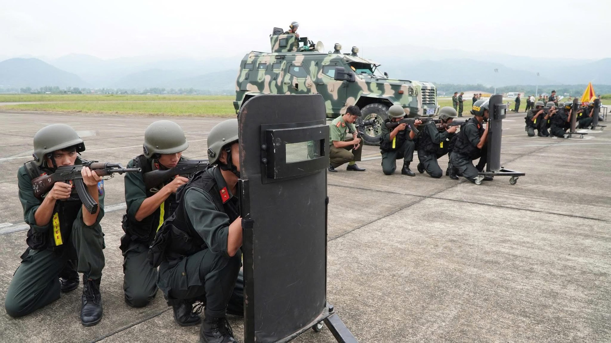 500 người diễn tập chống khủng bố tại Điện Biên - Ảnh 3.