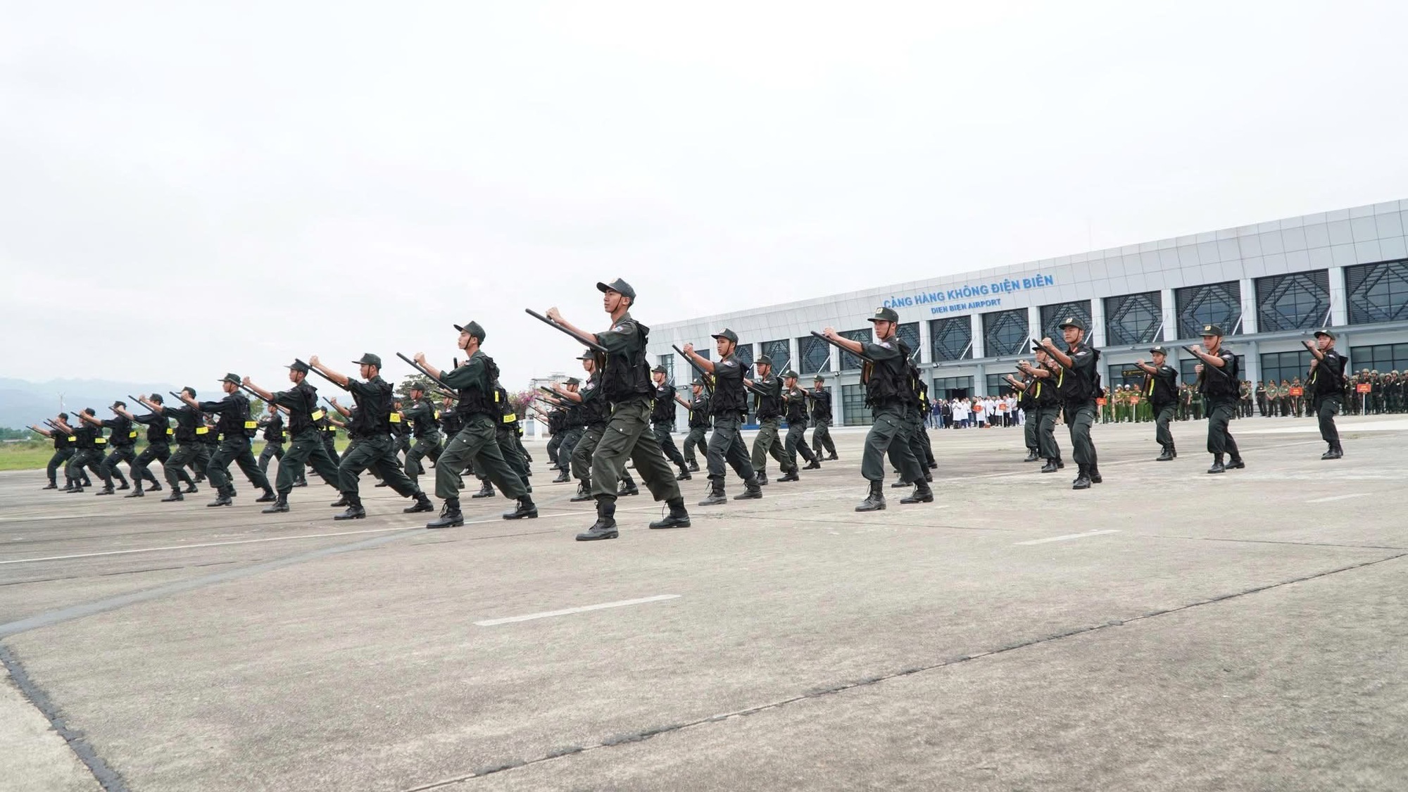 500 người diễn tập chống khủng bố tại Điện Biên - Ảnh 4.