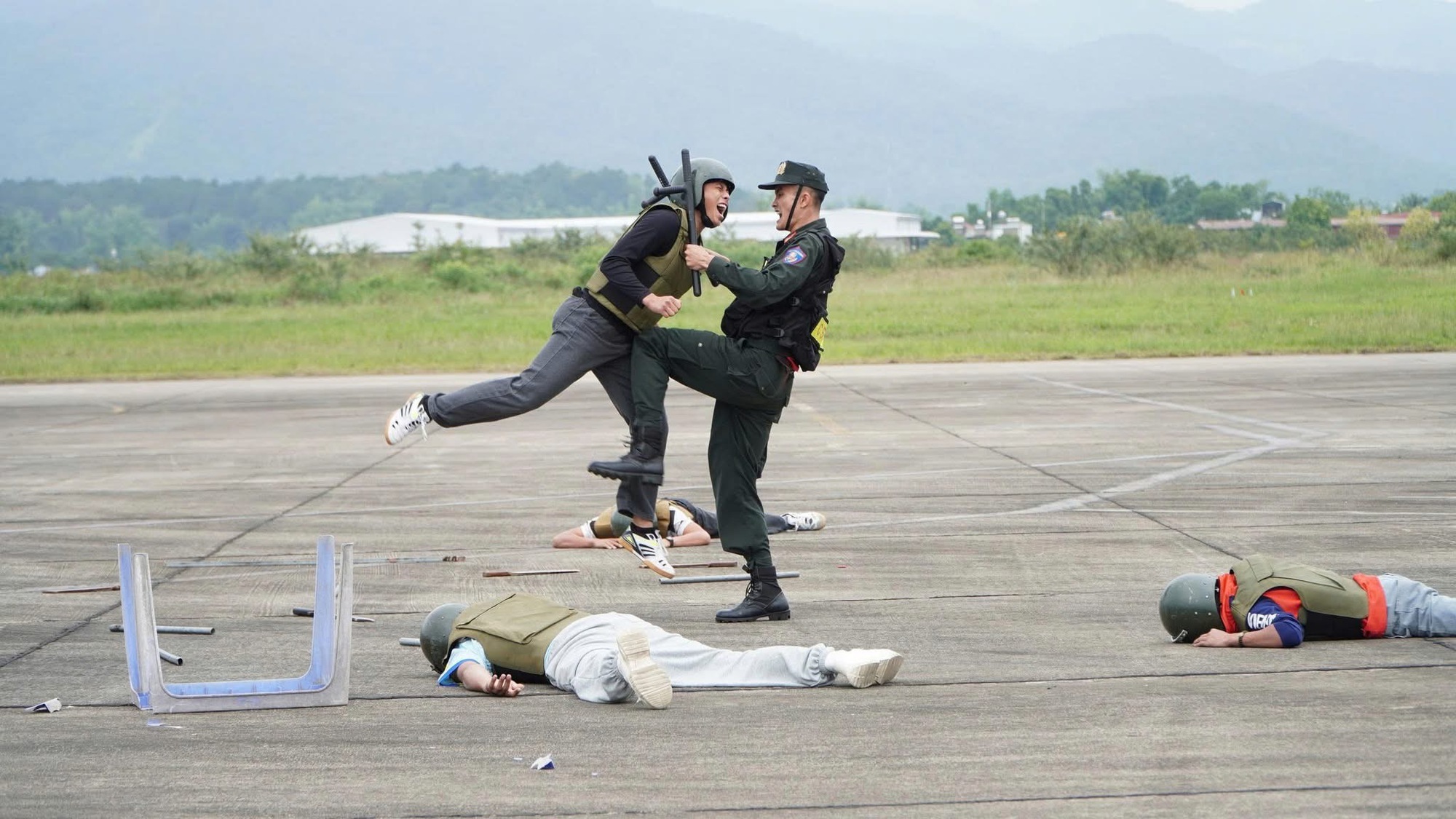 500 người diễn tập chống khủng bố tại Điện Biên - Ảnh 9.