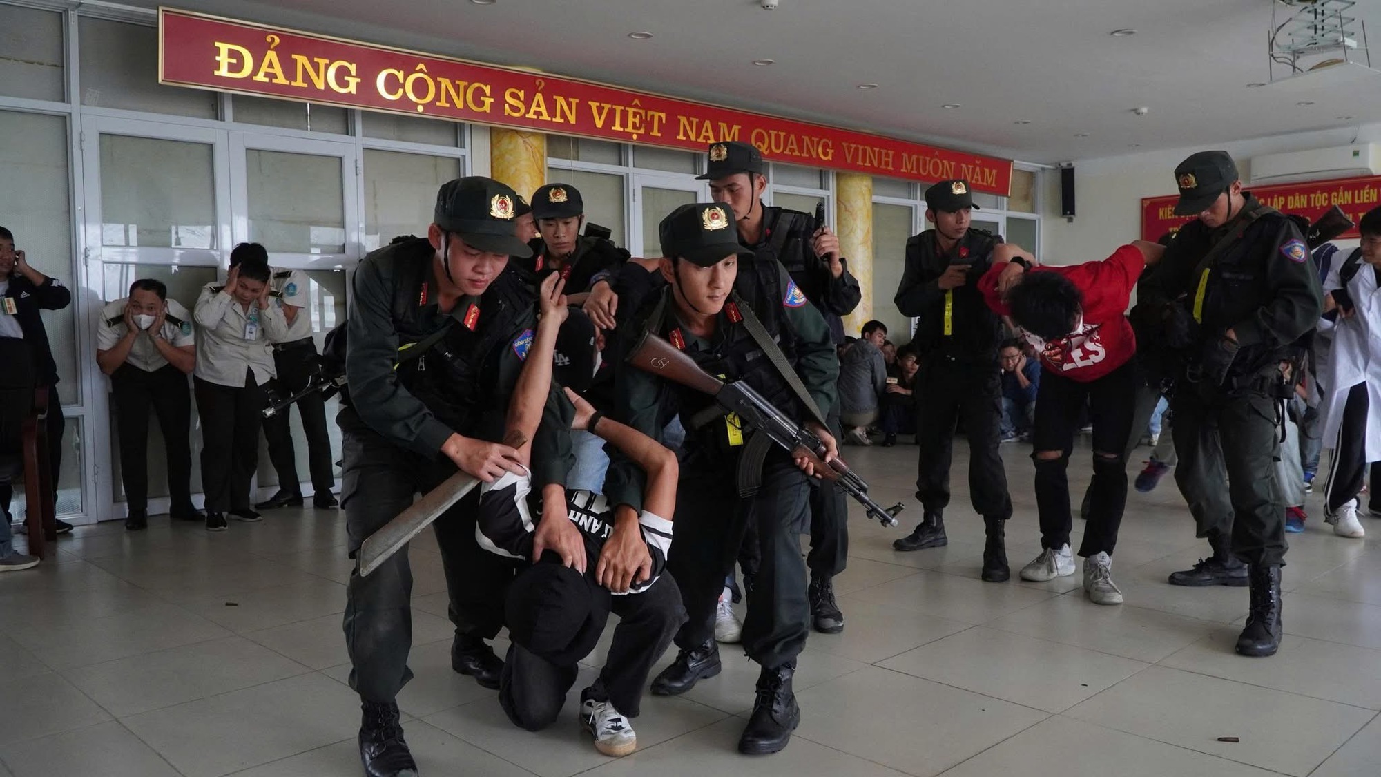 500 người diễn tập chống khủng bố tại Điện Biên - Ảnh 12.