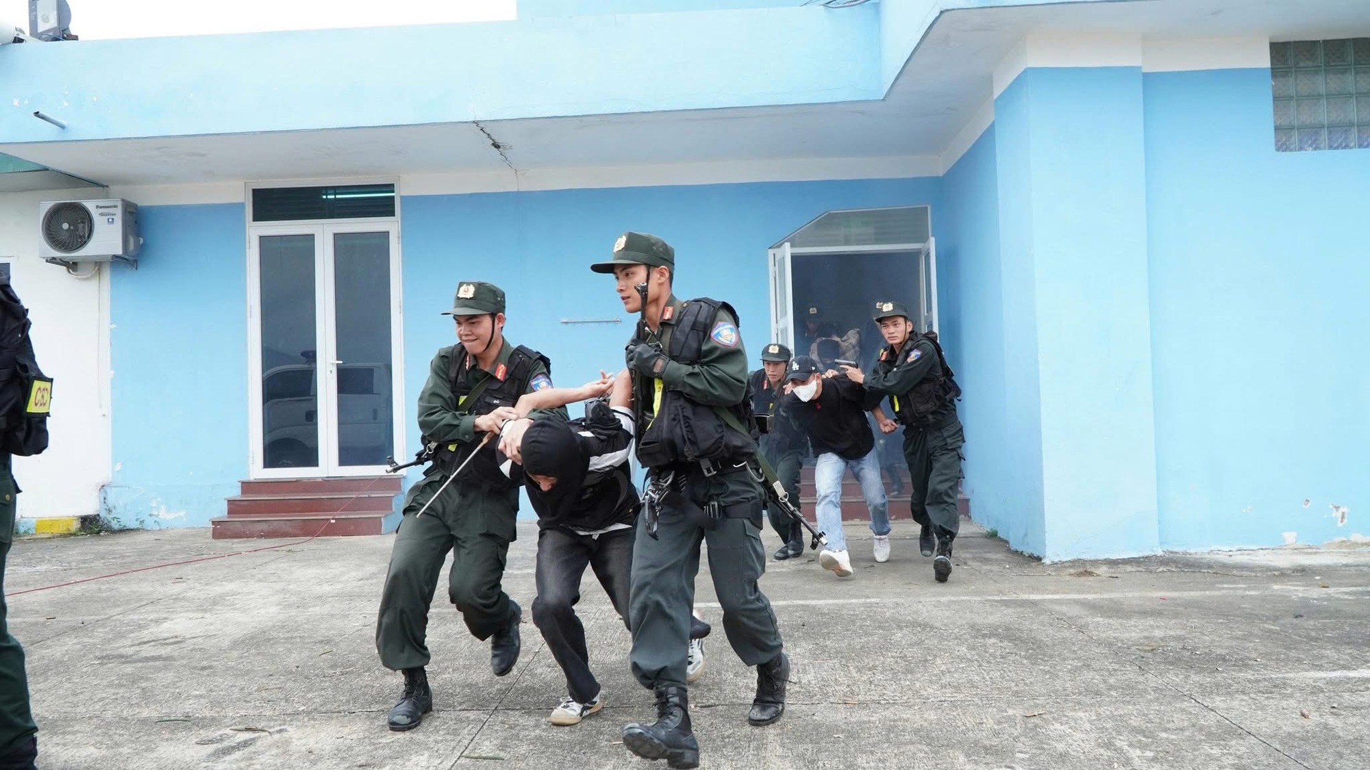 500 người diễn tập chống khủng bố tại Điện Biên - Ảnh 11.