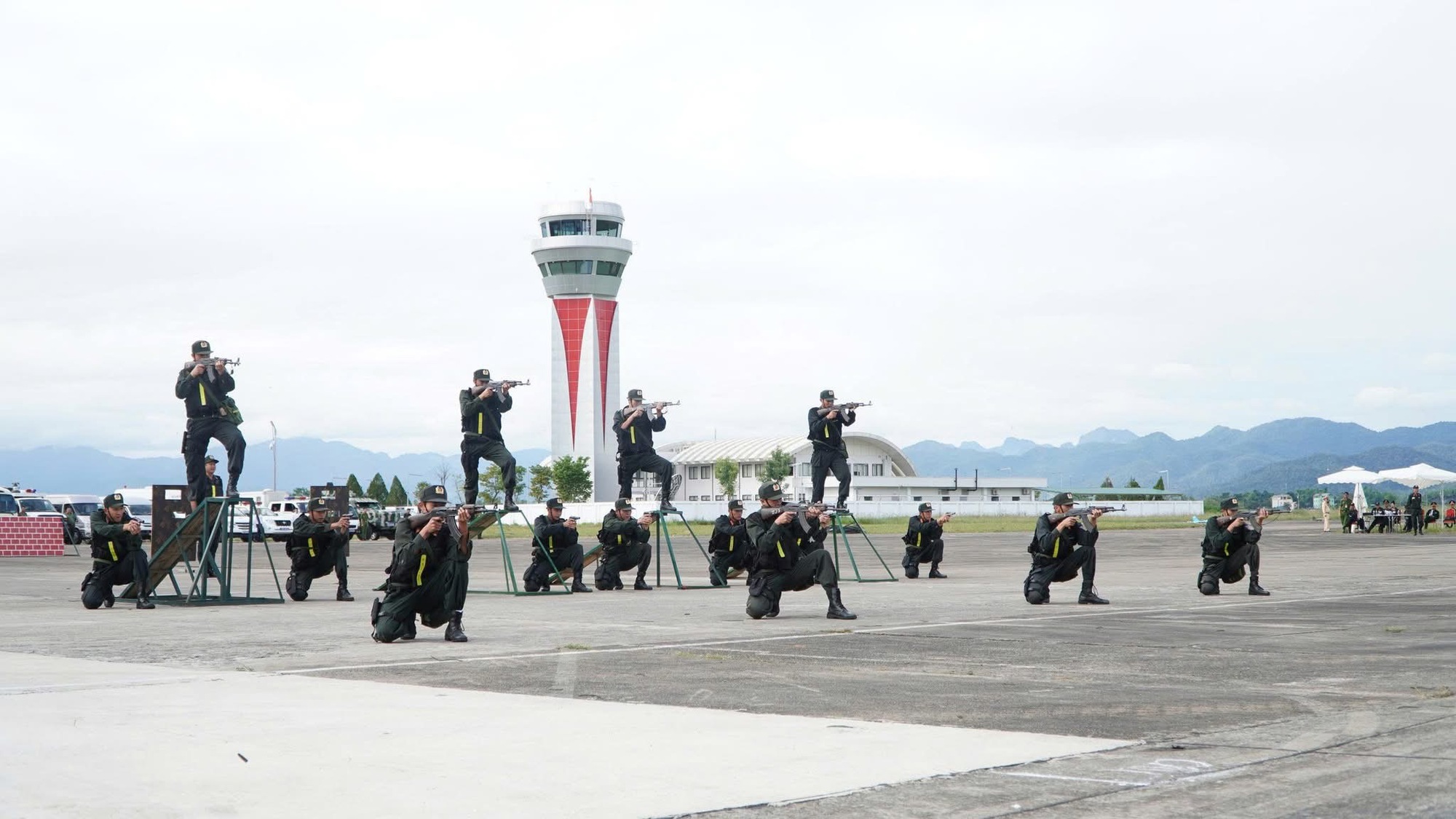 500 người diễn tập chống khủng bố tại Điện Biên - Ảnh 13.