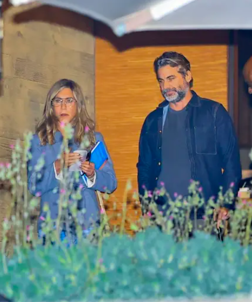 Jennifer Aniston công khai bạn trai kém tuổi, phản ứng của chồng cũ gây chú ý - Ảnh 3.