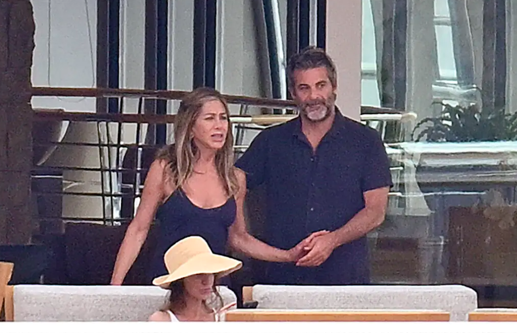 Jennifer Aniston công khai bạn trai kém tuổi, phản ứng của chồng cũ gây chú ý - Ảnh 2.