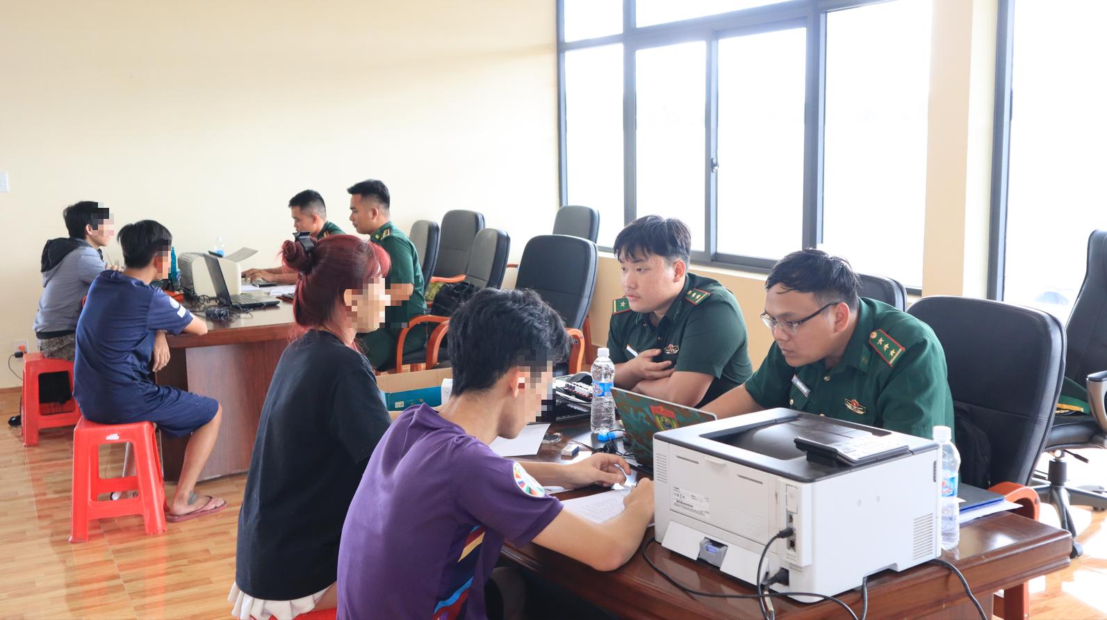 Tiếp nhận hơn 60 công dân Việt Nam chạy thoát khỏi cơ sở lừa đảo trực tuyến - Ảnh 9.