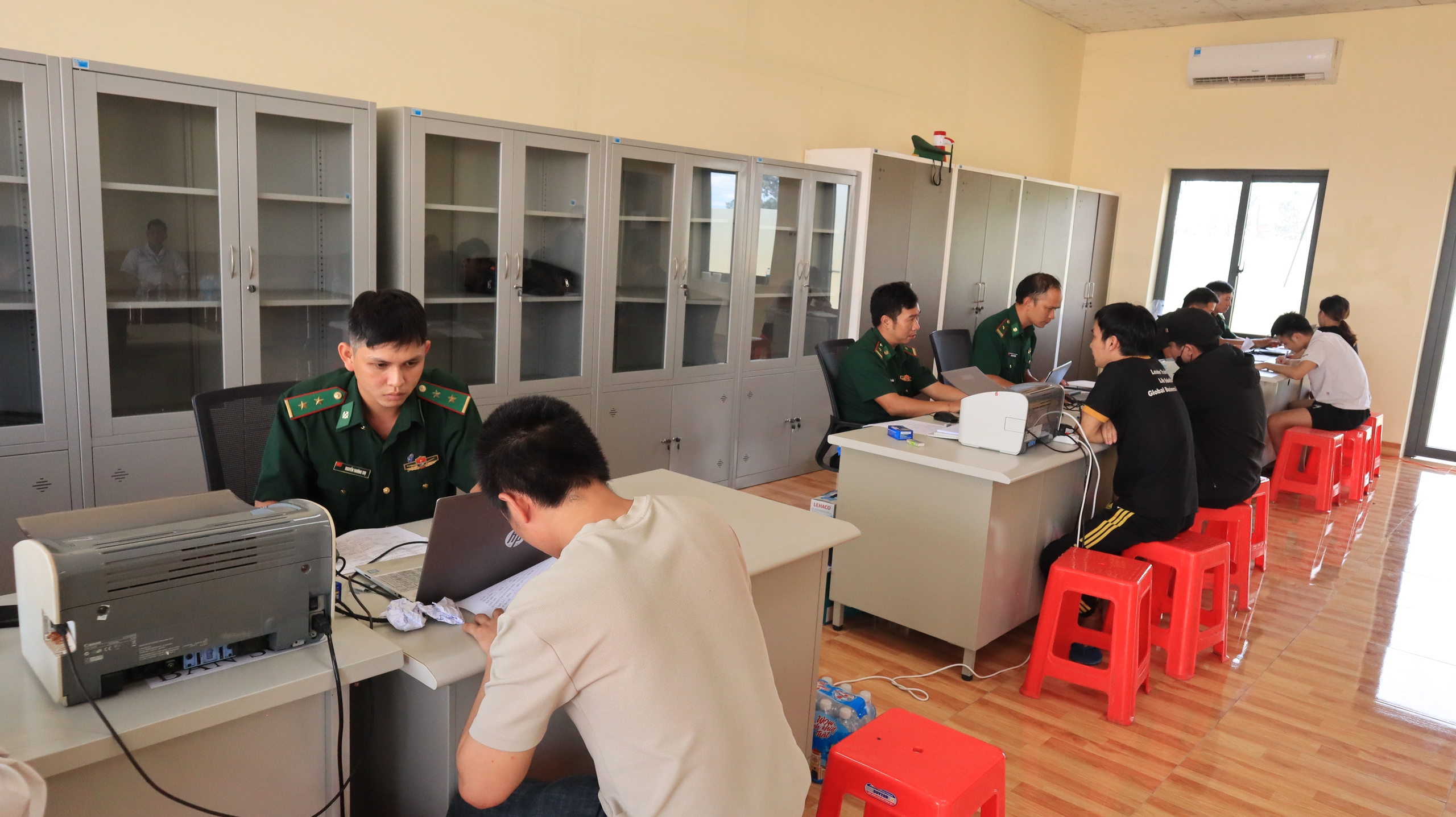 Tiếp nhận hơn 60 công dân Việt Nam chạy thoát khỏi cơ sở lừa đảo trực tuyến - Ảnh 12.