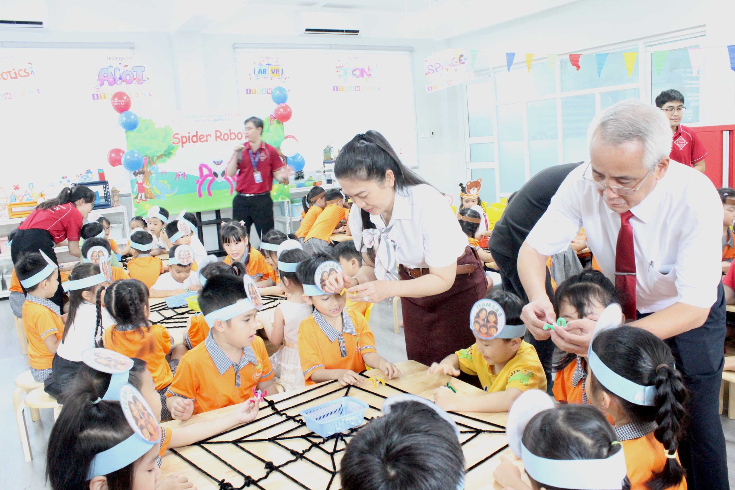 'Trẻ mẫu giáo làm quen tiếng Anh, nhưng phải giữ vững tiếng mẹ đẻ' - Ảnh 1.