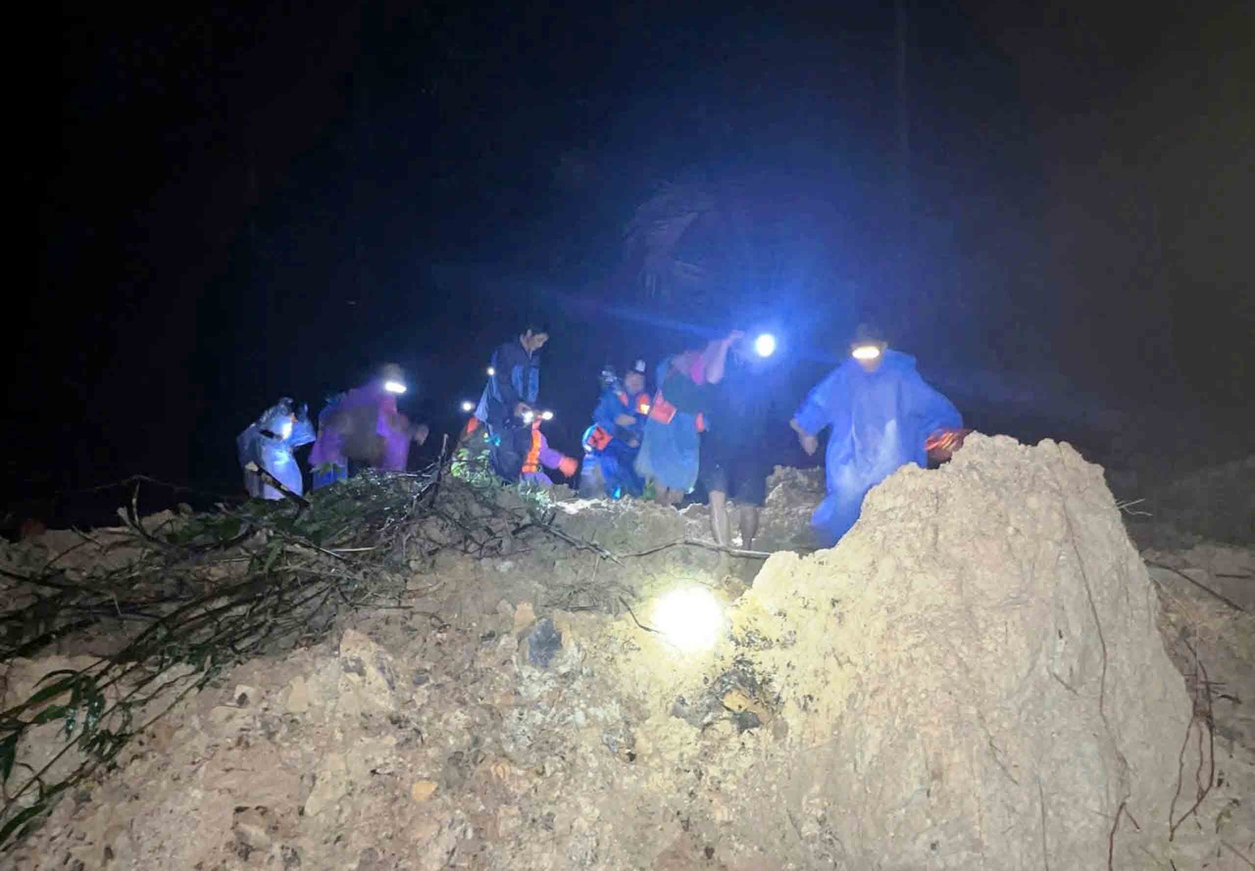 Cõng hàng băng rừng để cứu người dân vùng bị cô lập - Ảnh 1.