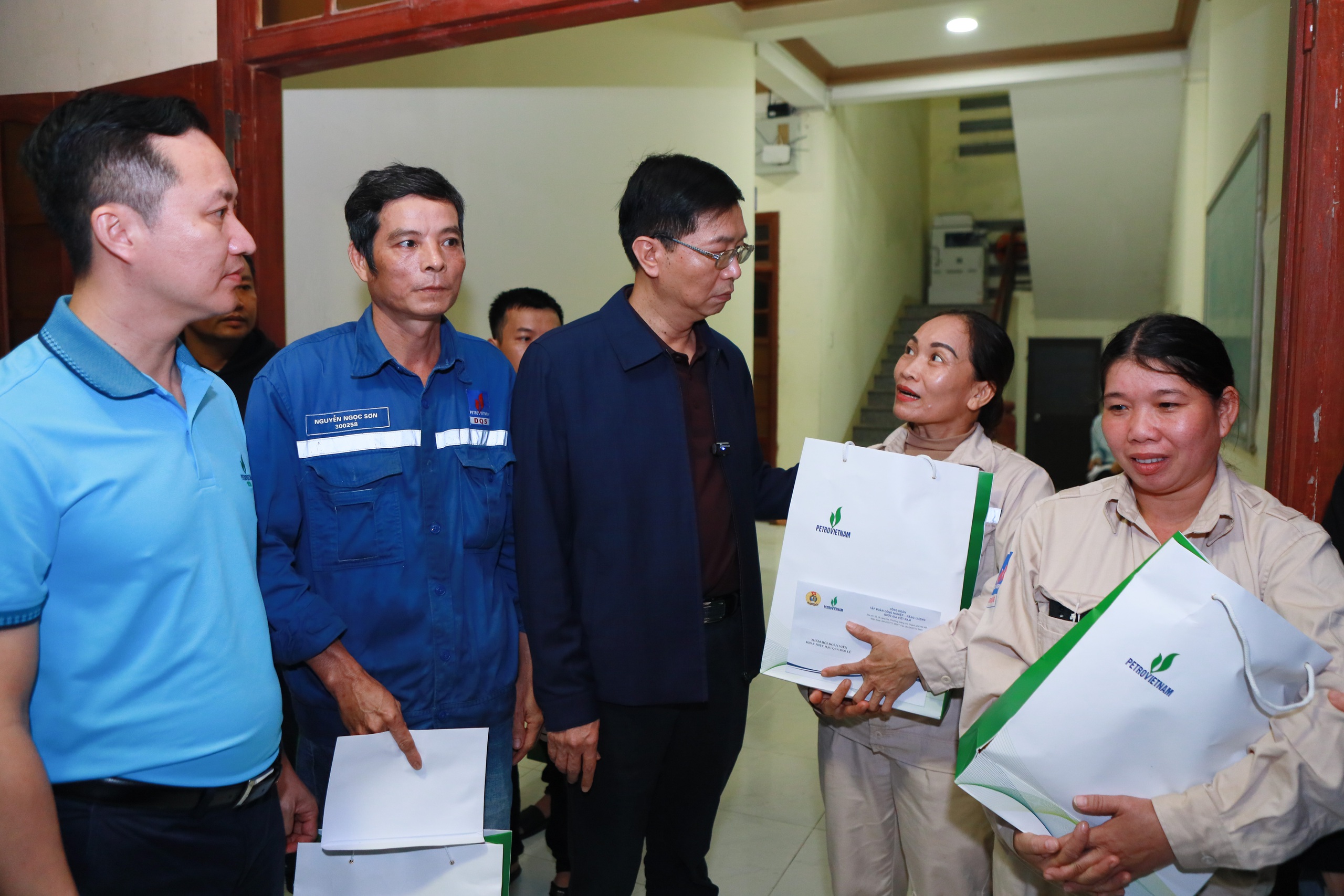 Petrovietnam vượt mưa lũ trực tiếp hỗ trợ đồng bào miền Trung - Ảnh 3.