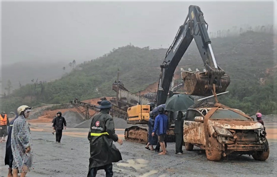 Hiện trường núi Rú Rác sạt lở, đất đá trôi xuống như 'thác' ở Hà Tĩnh- Ảnh 7. Hiện trường núi Rú Rác sạt lở, đất đá trôi xuống như 'thác' ở Hà Tĩnh- Ảnh 7.