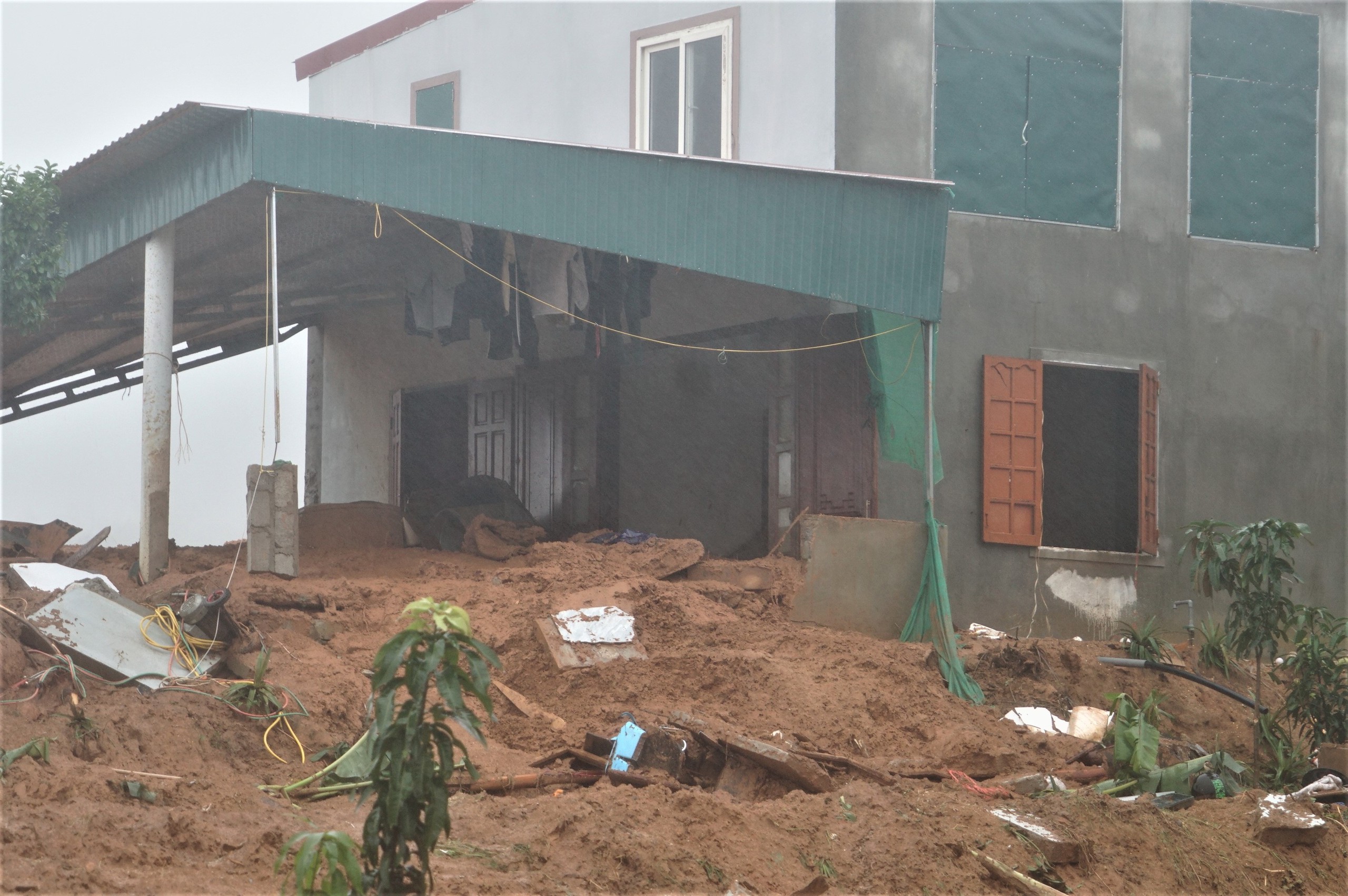 Hiện trường núi Rú Rác sạt lở, đất đá trôi xuống như 'thác' ở Hà Tĩnh- Ảnh 4. Hiện trường núi Rú Rác sạt lở, đất đá trôi xuống như 'thác' ở Hà Tĩnh- Ảnh 4.