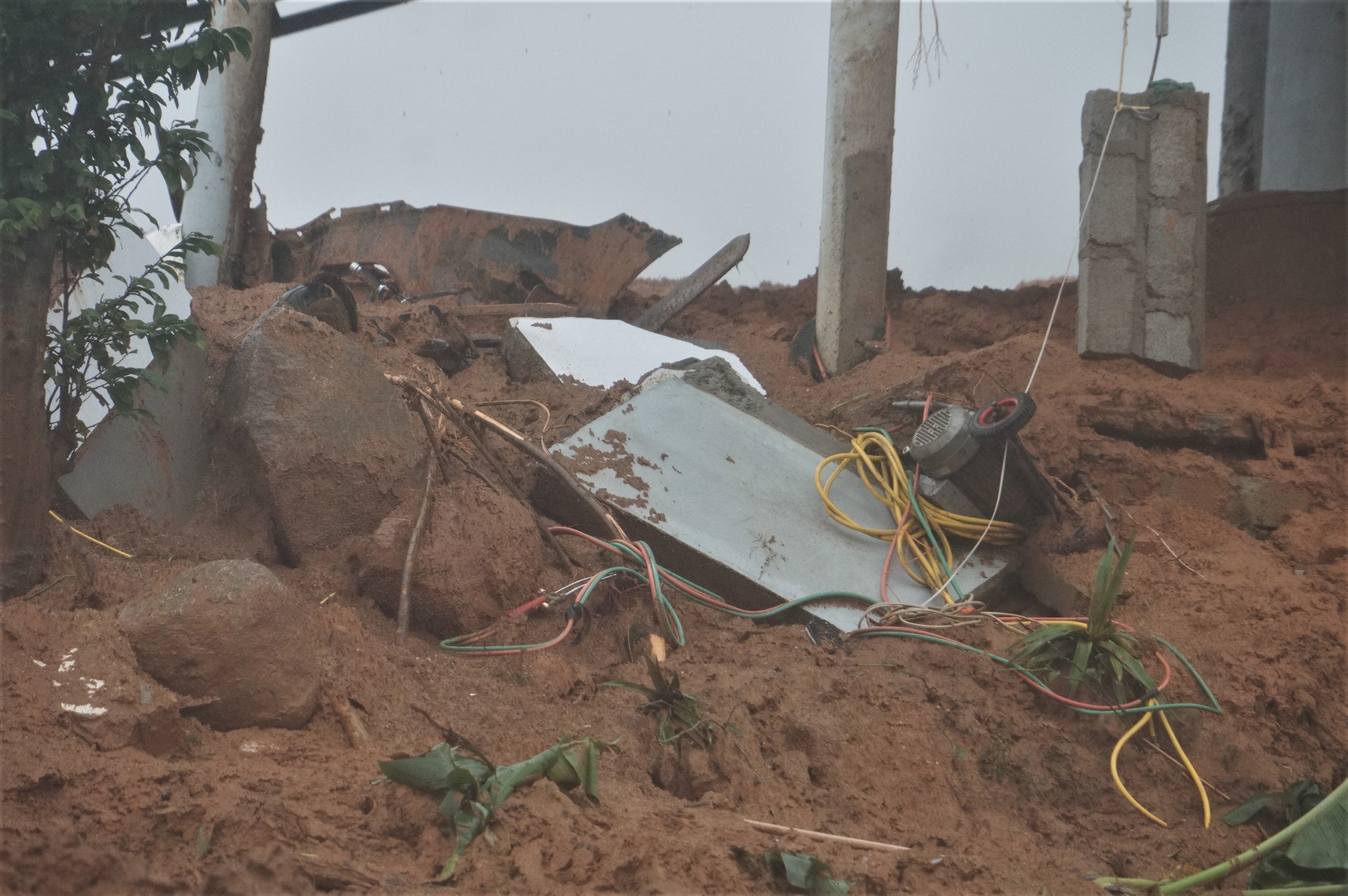 Hiện trường núi Rú Rác sạt lở, đất đá trôi xuống như 'thác' ở Hà Tĩnh- Ảnh 5. Hiện trường núi Rú Rác sạt lở, đất đá trôi xuống như 'thác' ở Hà Tĩnh- Ảnh 5.