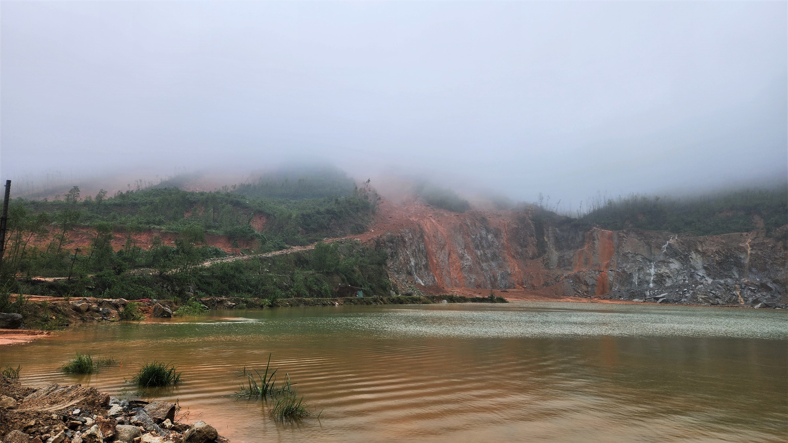 Hiện trường núi Rú Rác sạt lở, đất đá trôi xuống như 'thác' ở Hà Tĩnh- Ảnh 1. Hiện trường núi Rú Rác sạt lở, đất đá trôi xuống như 'thác' ở Hà Tĩnh- Ảnh 1.