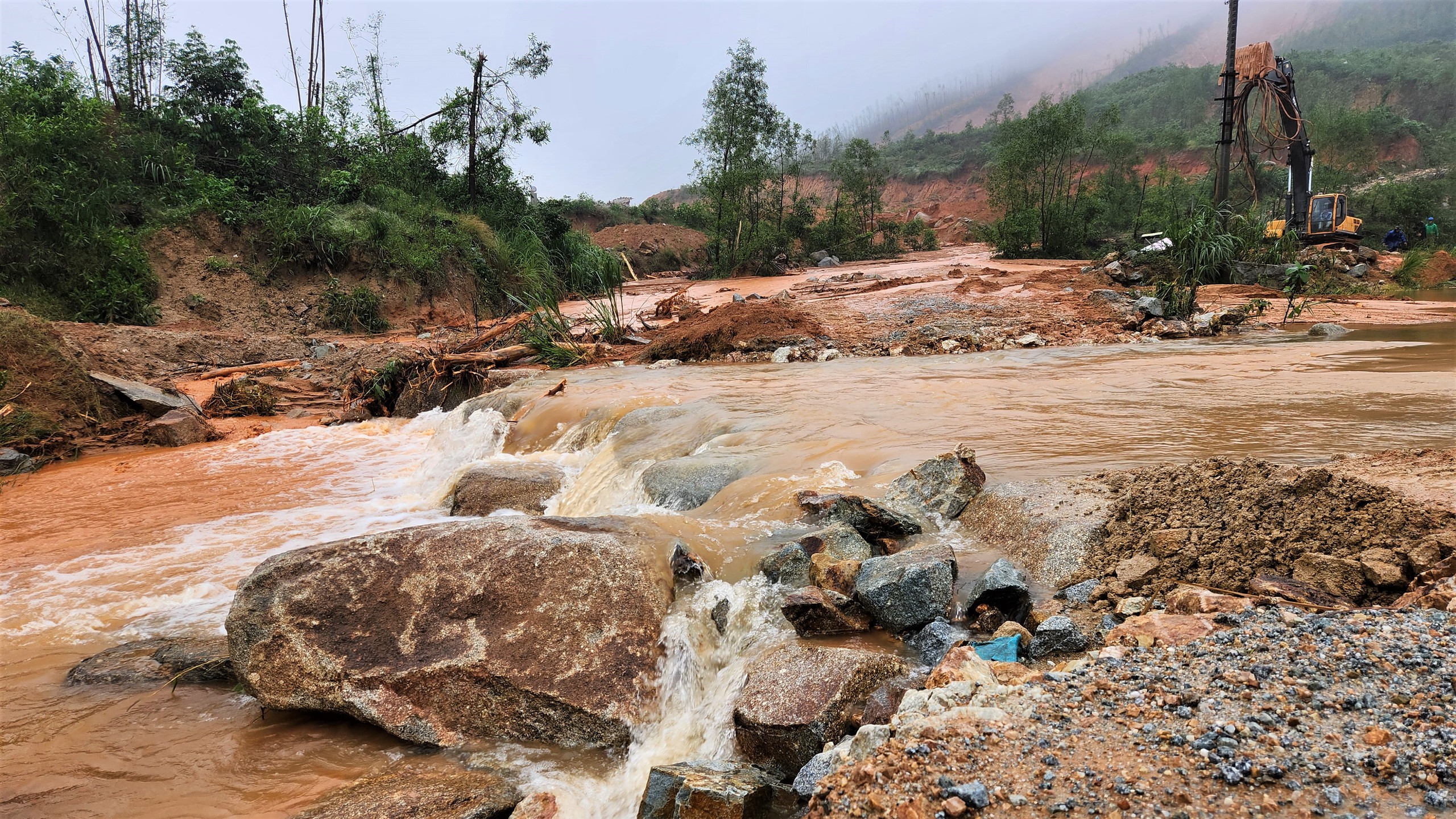 Hiện trường núi Rú Rác sạt lở, đất đá trôi xuống như 'thác' ở Hà Tĩnh- Ảnh 11. Hiện trường núi Rú Rác sạt lở, đất đá trôi xuống như 'thác' ở Hà Tĩnh- Ảnh 11.