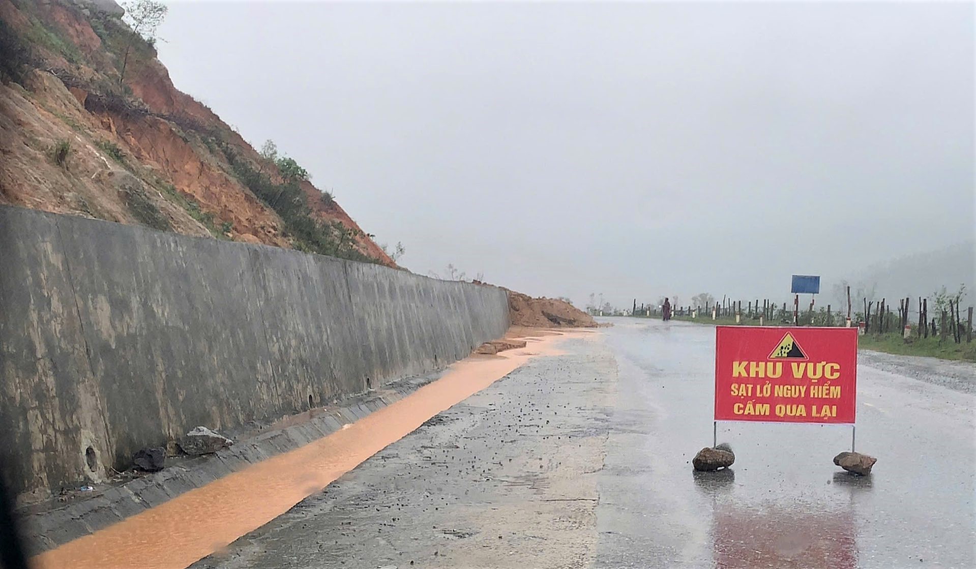 2 tài xế bị thương khi khắc phục sạt lở trên đường ven biển Hà Tĩnh - Ảnh 2.