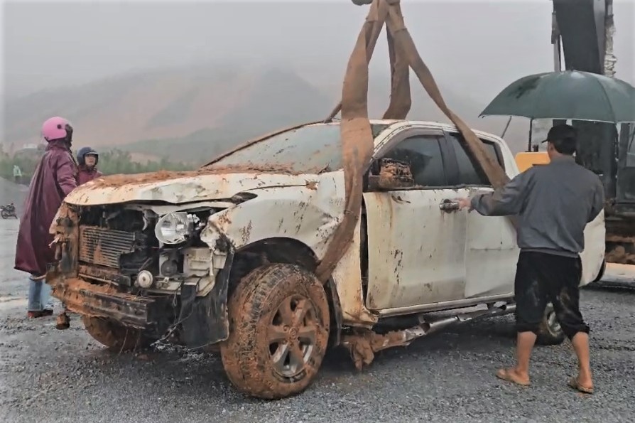 Hiện trường núi Rú Rác sạt lở, đất đá trôi xuống như 'thác' ở Hà Tĩnh- Ảnh 8. Hiện trường núi Rú Rác sạt lở, đất đá trôi xuống như 'thác' ở Hà Tĩnh- Ảnh 8.